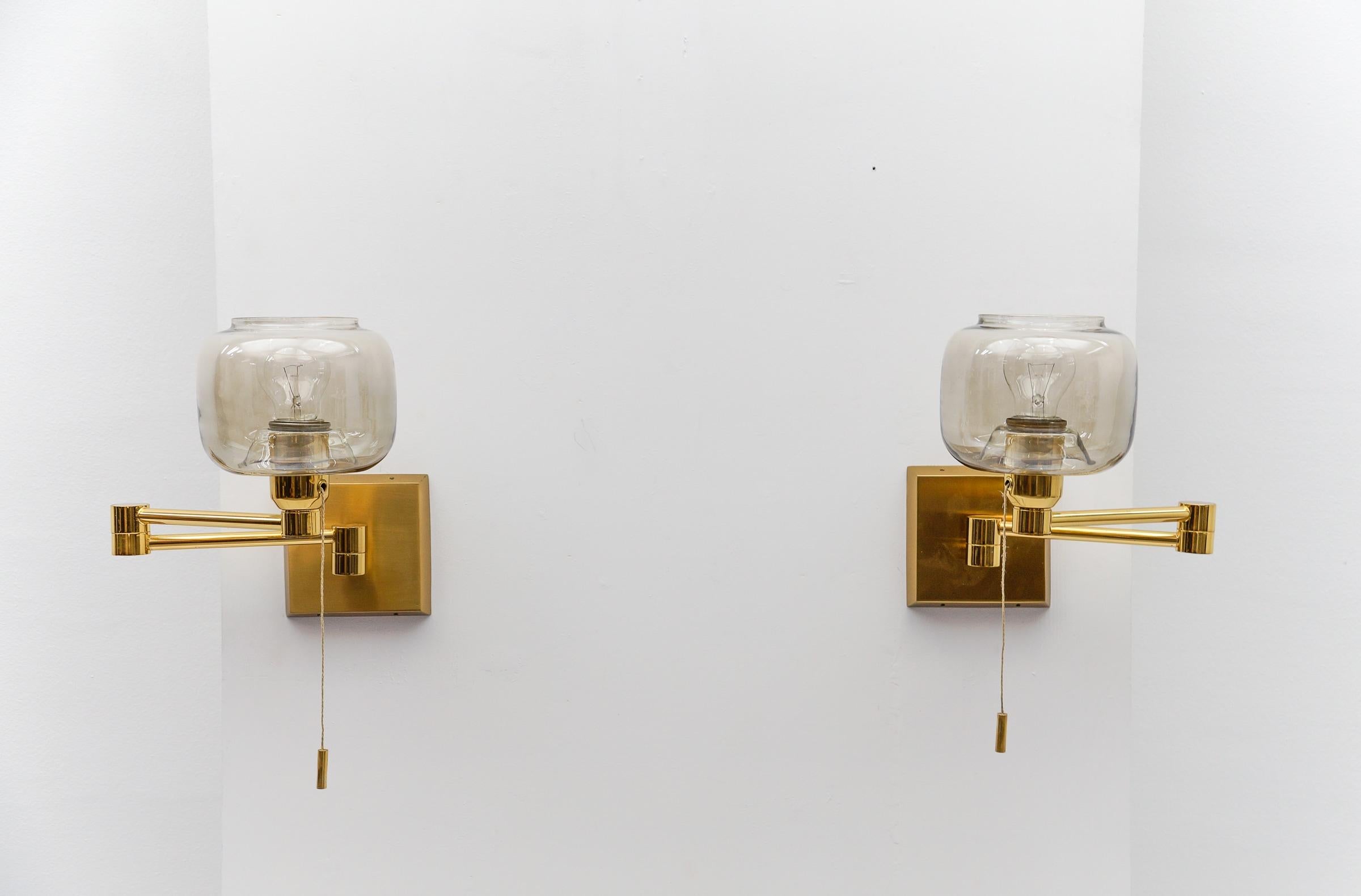 Paire d'adorables lampes murales en laiton et verre fumé de style moderne du milieu du siècle dernier, années 1950 en vente 3