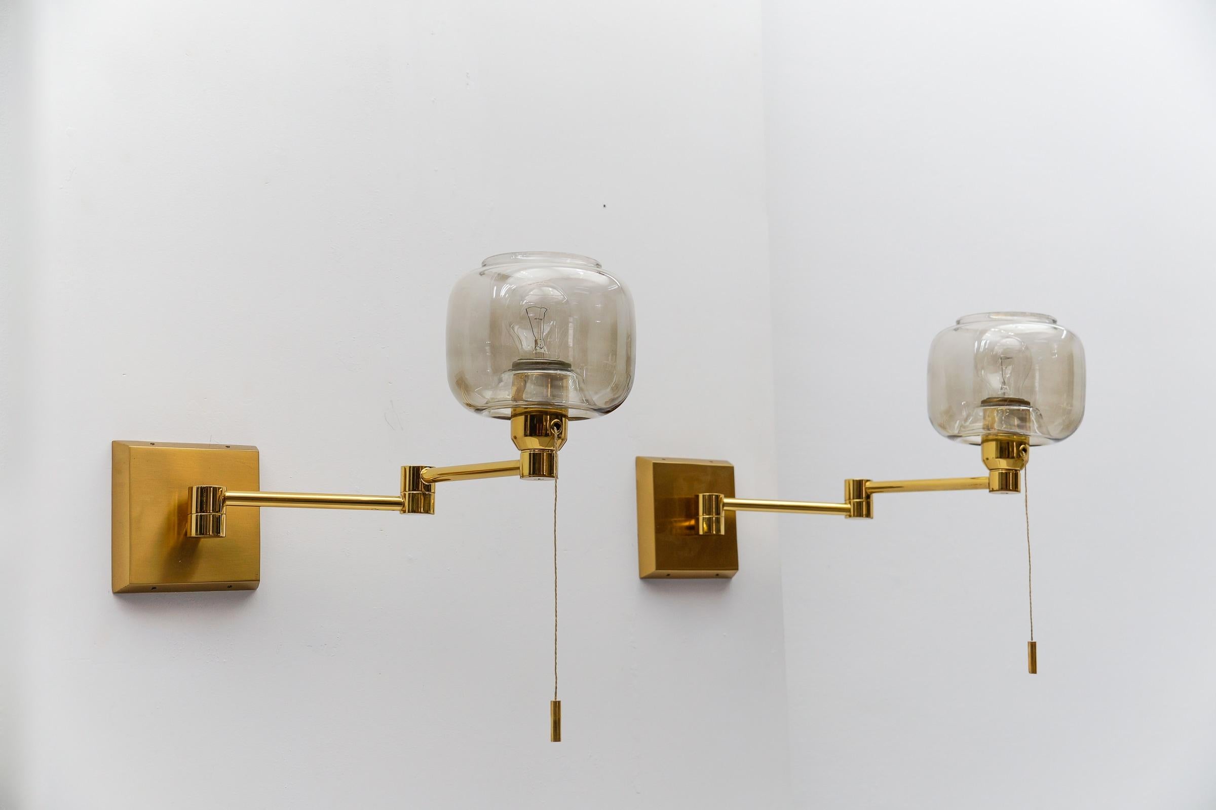 Paire d'adorables lampes murales en laiton et verre fumé de style moderne du milieu du siècle dernier, années 1950 en vente 4