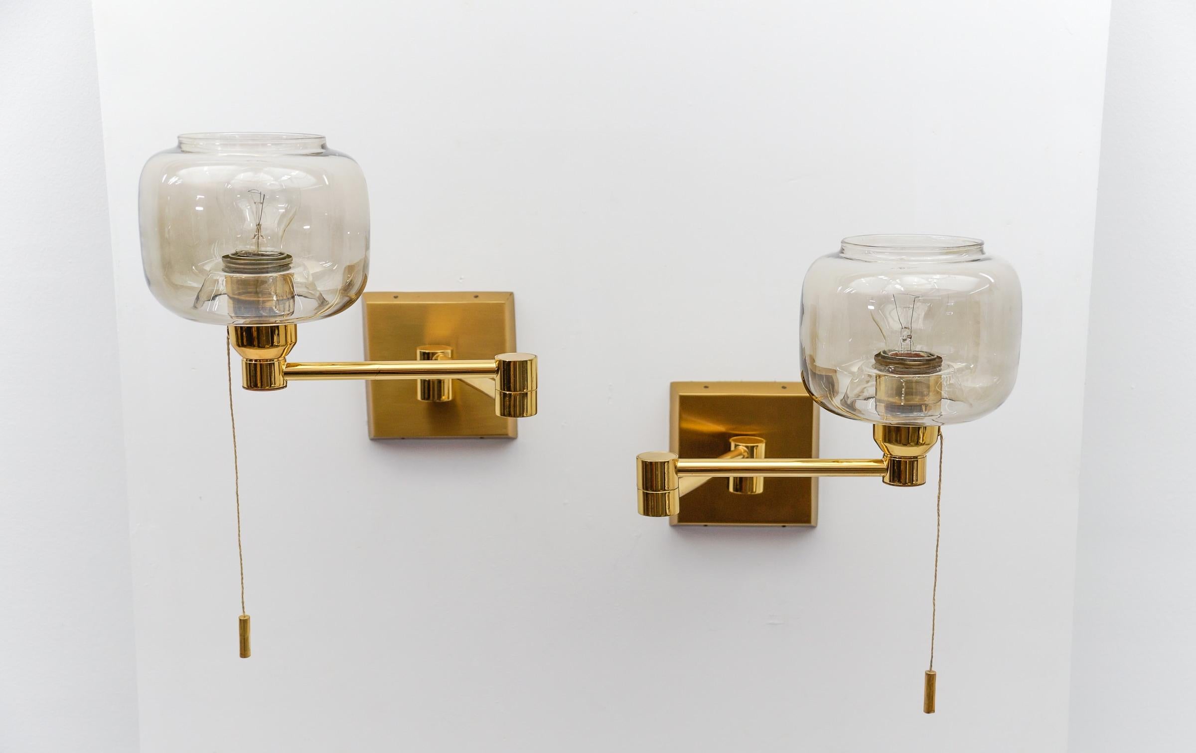 Paire d'adorables lampes murales en laiton et verre fumé de style moderne du milieu du siècle dernier, années 1950 en vente 6