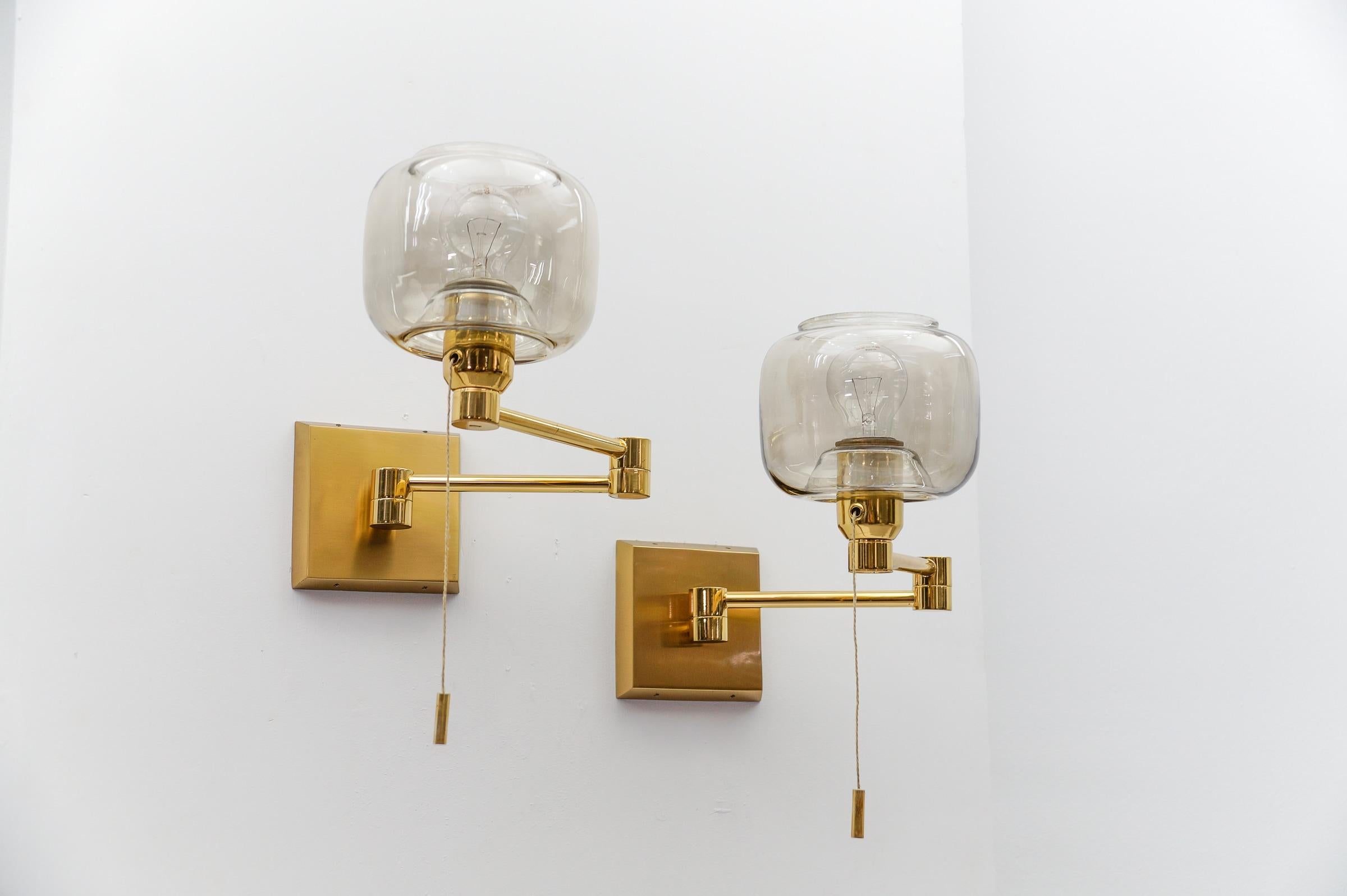 Paire d'adorables lampes murales en laiton et verre fumé de style moderne du milieu du siècle dernier, années 1950 en vente 7