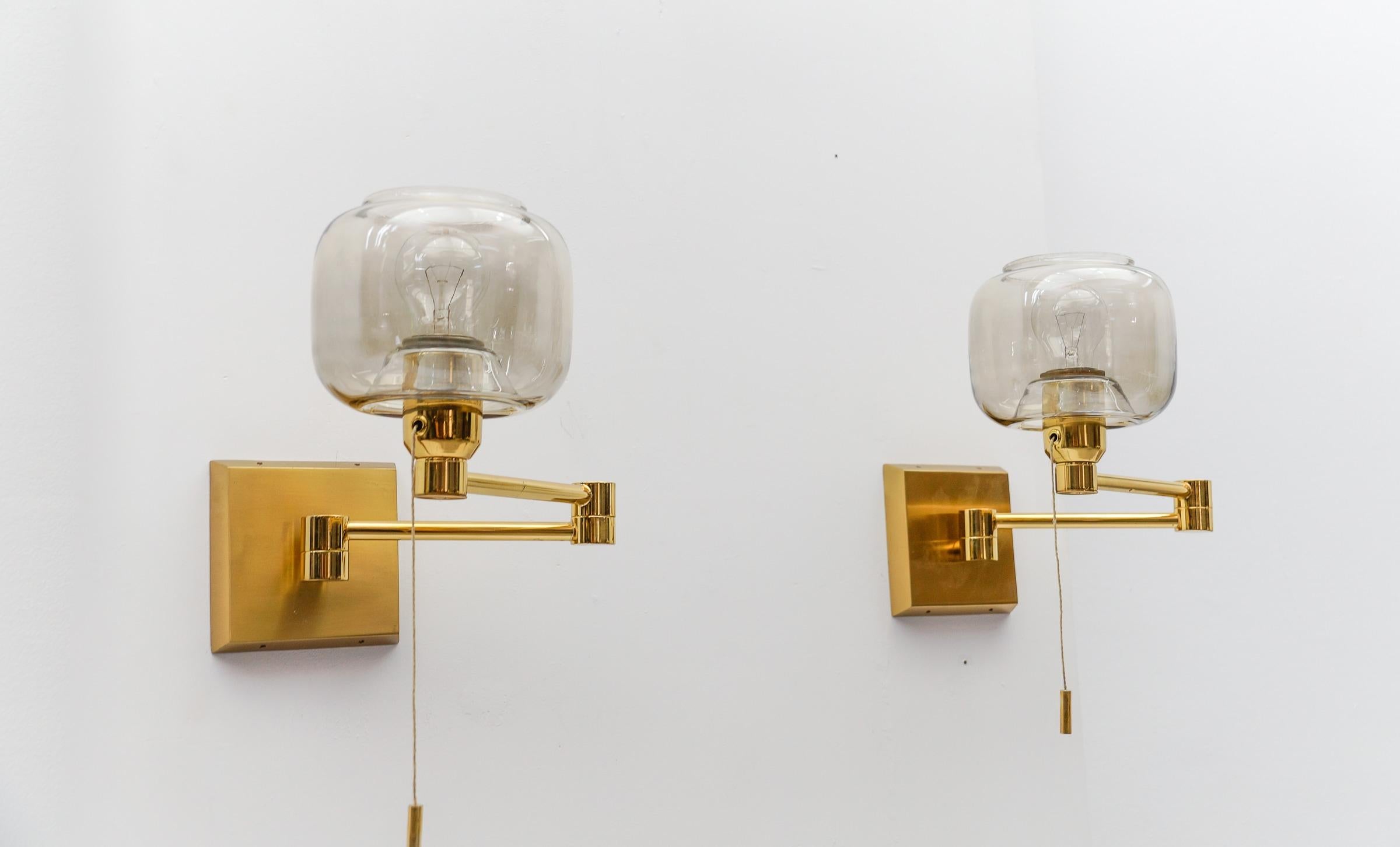 Paire d'adorables lampes murales en laiton et verre fumé de style moderne du milieu du siècle dernier, années 1950 en vente 8