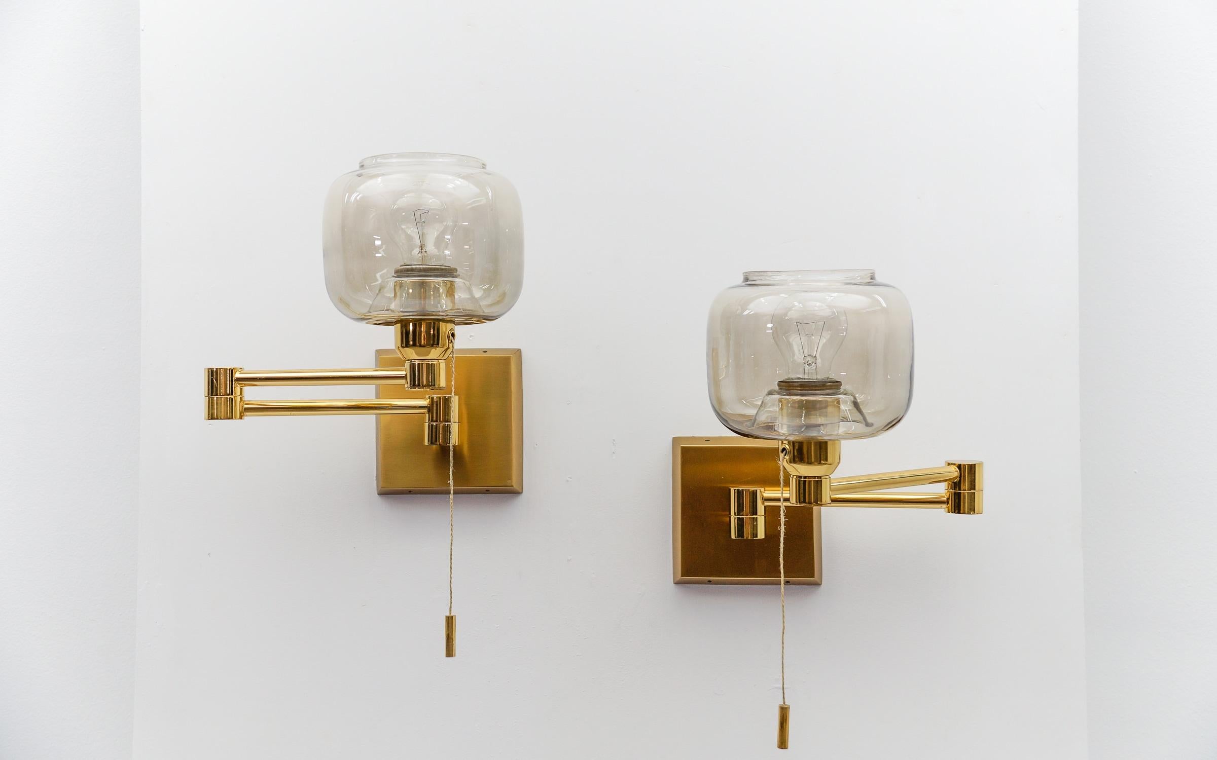 Paire d'adorables lampes murales en laiton et verre fumé de style moderne du milieu du siècle dernier, années 1950 en vente 9