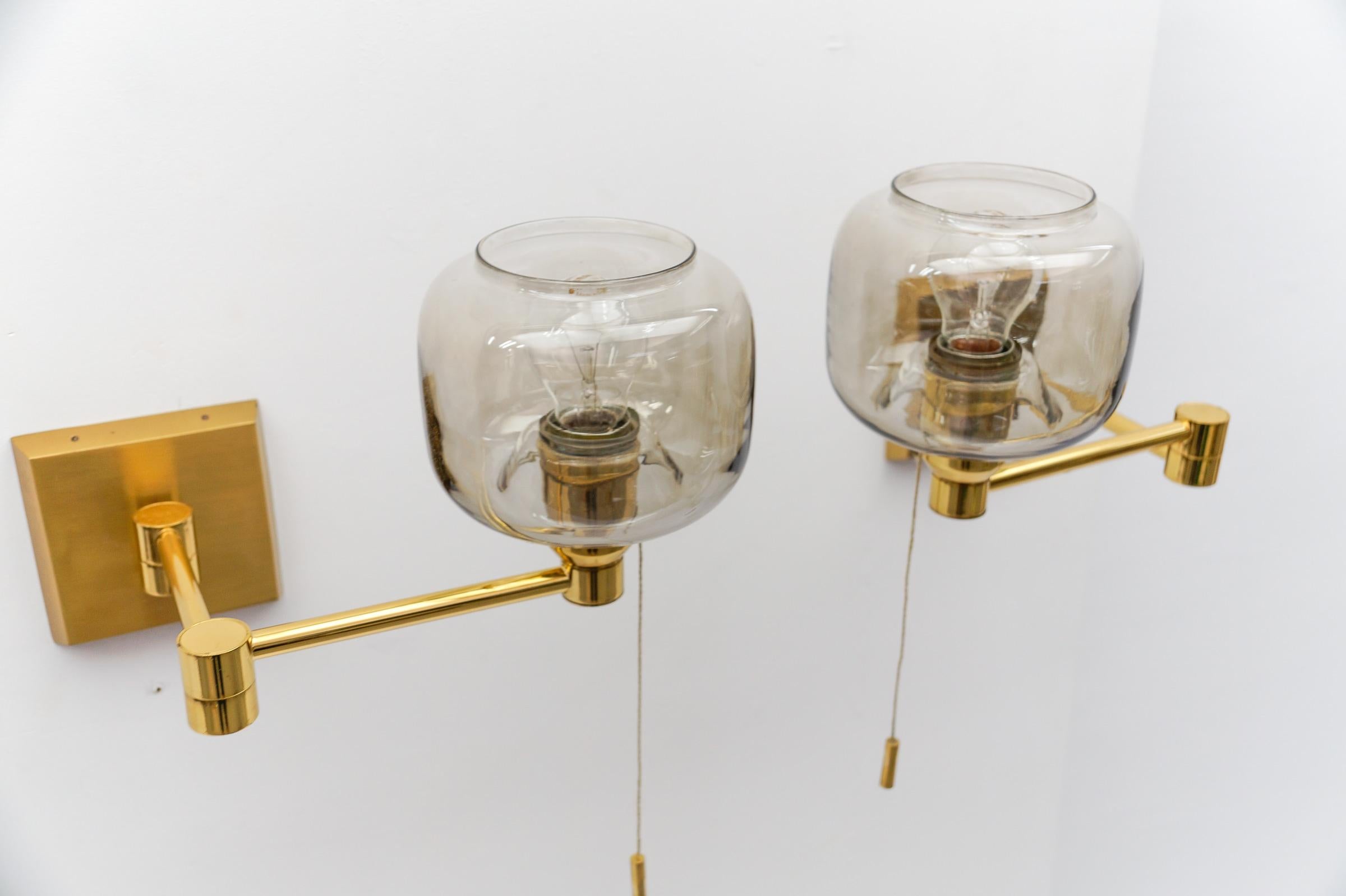 Paire d'adorables lampes murales en laiton et verre fumé de style moderne du milieu du siècle dernier, années 1950 en vente 10