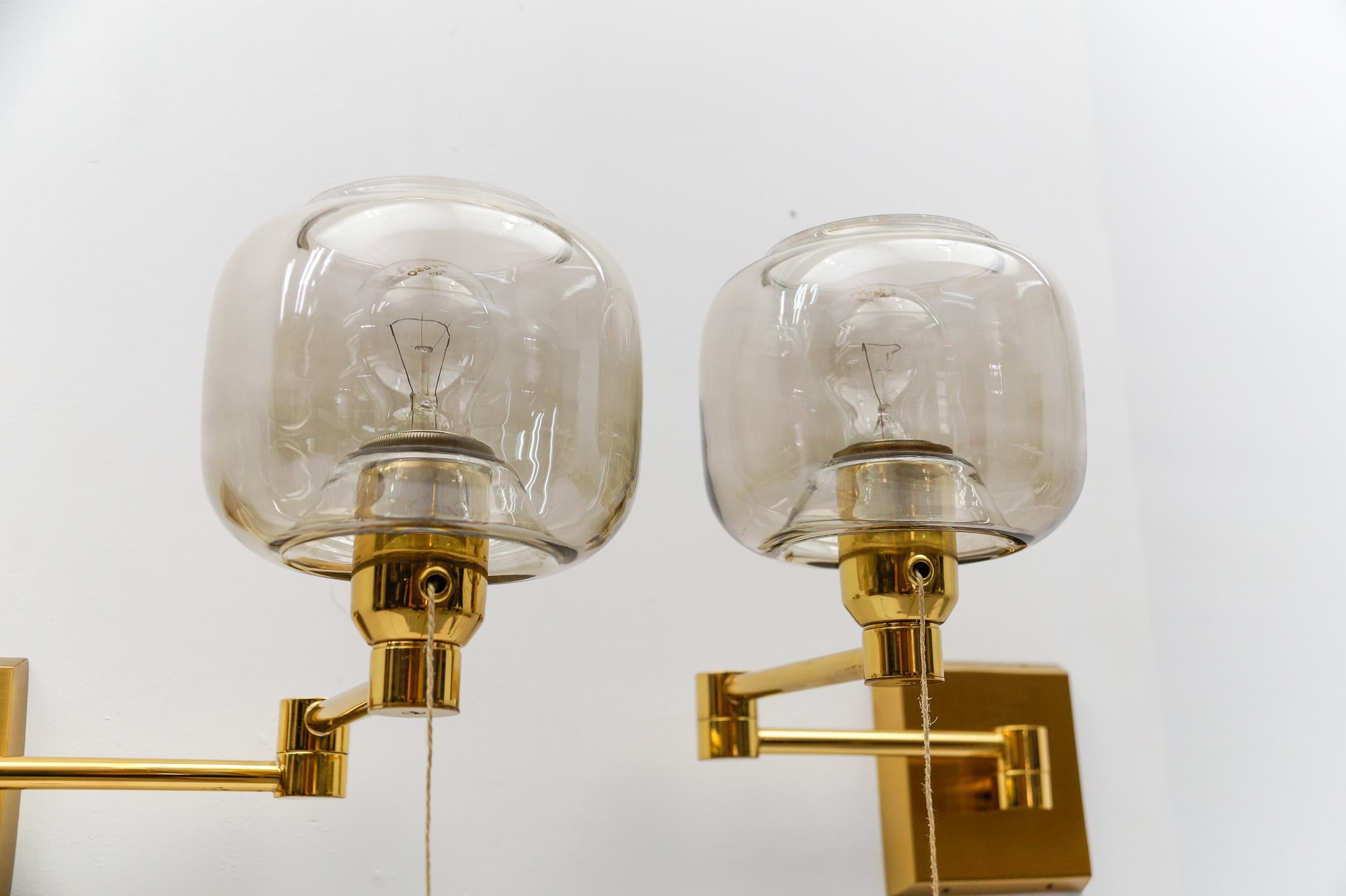 Paire d'adorables lampes murales en laiton et verre fumé de style moderne du milieu du siècle dernier, années 1950 en vente 11
