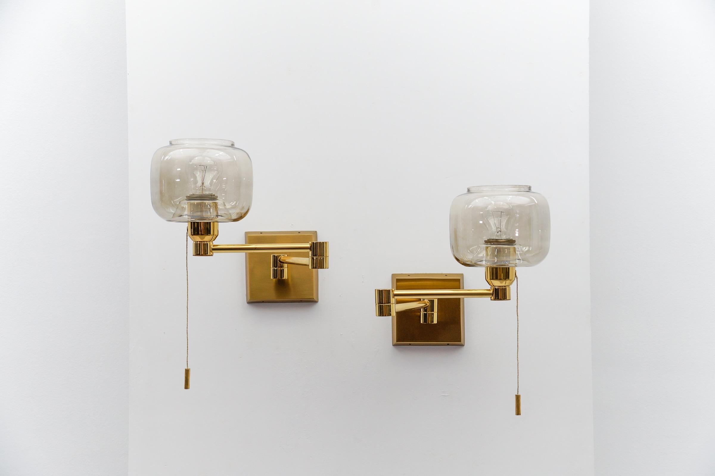Paire d'adorables lampes murales en laiton et verre fumé de style moderne du milieu du siècle dernier, années 1950

La profondeur des lampes peut être étendue de 25 cm à 46 cm.

Les lampes sont équipées de 1x ampoules à vis E27 Edison. Il est en