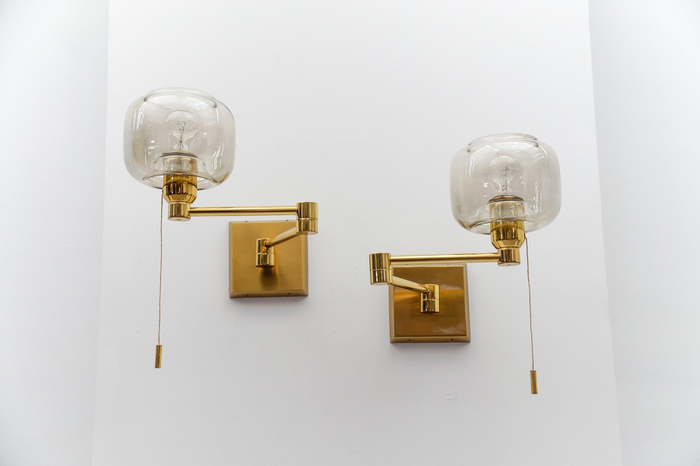 Mid-Century Modern Paire d'adorables lampes murales en laiton et verre fumé de style moderne du milieu du siècle dernier, années 1950 en vente