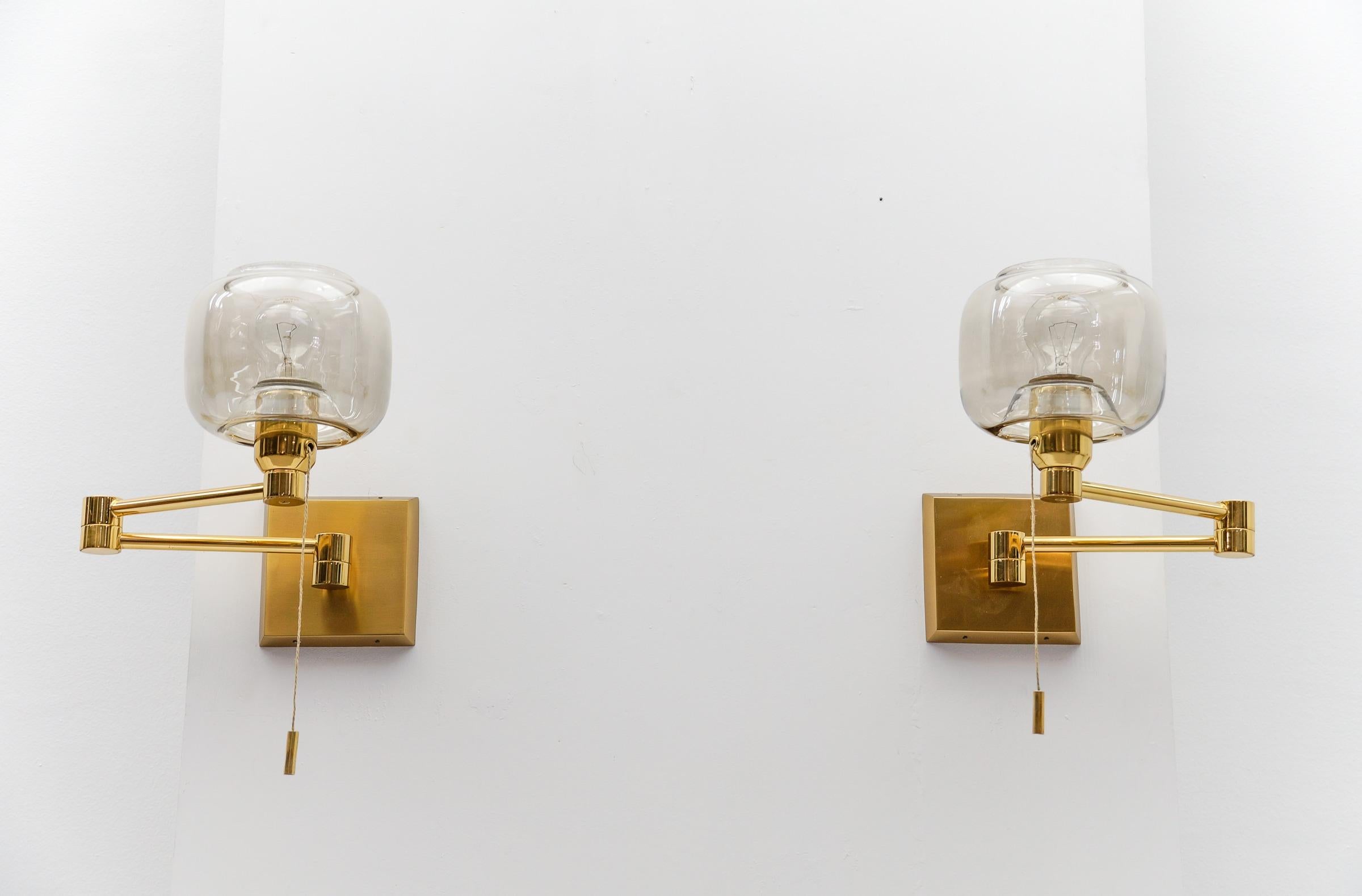 Allemand Paire d'adorables lampes murales en laiton et verre fumé de style moderne du milieu du siècle dernier, années 1950 en vente