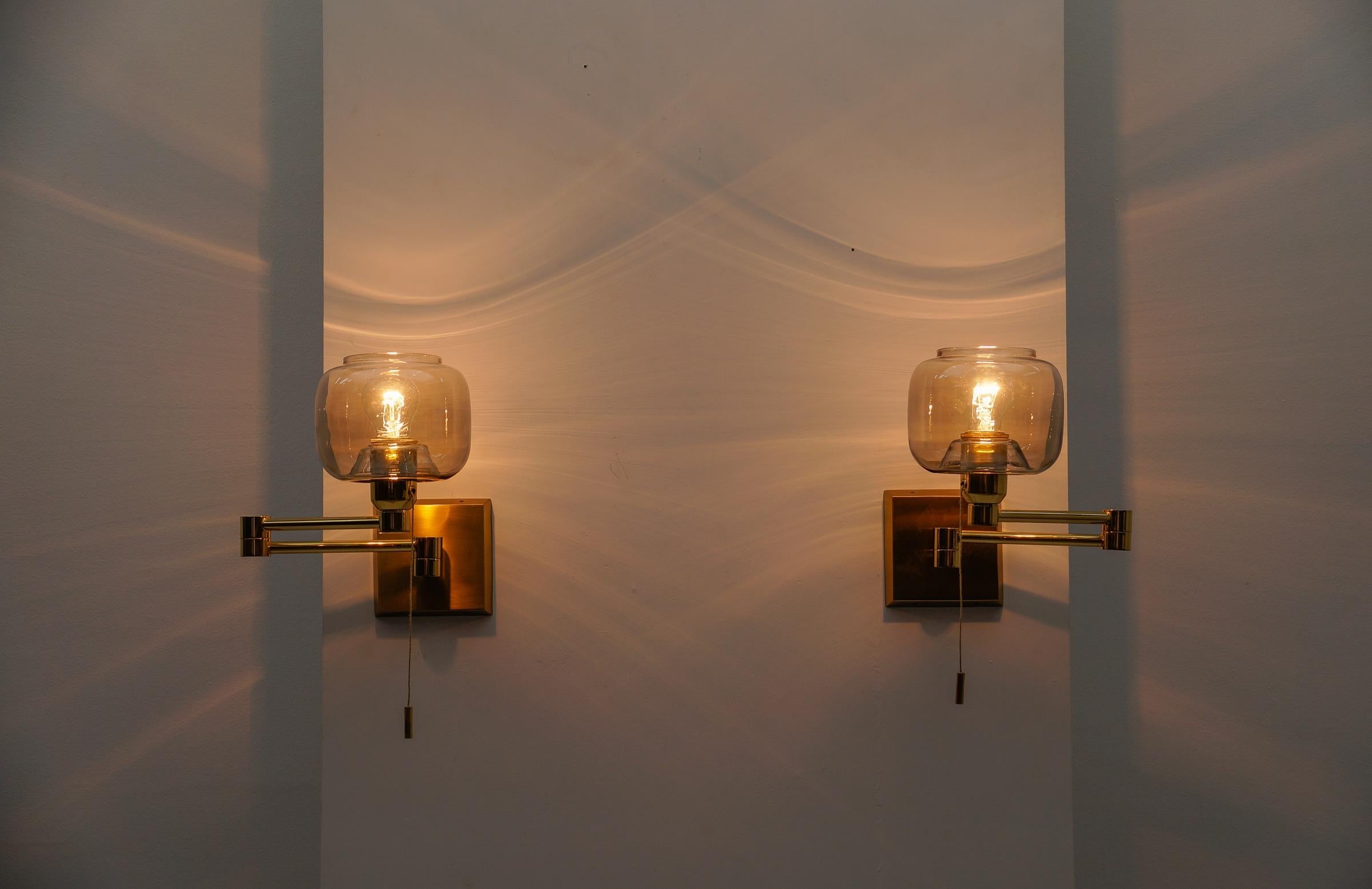 Paire d'adorables lampes murales en laiton et verre fumé de style moderne du milieu du siècle dernier, années 1950 Bon état - En vente à Nürnberg, Bayern