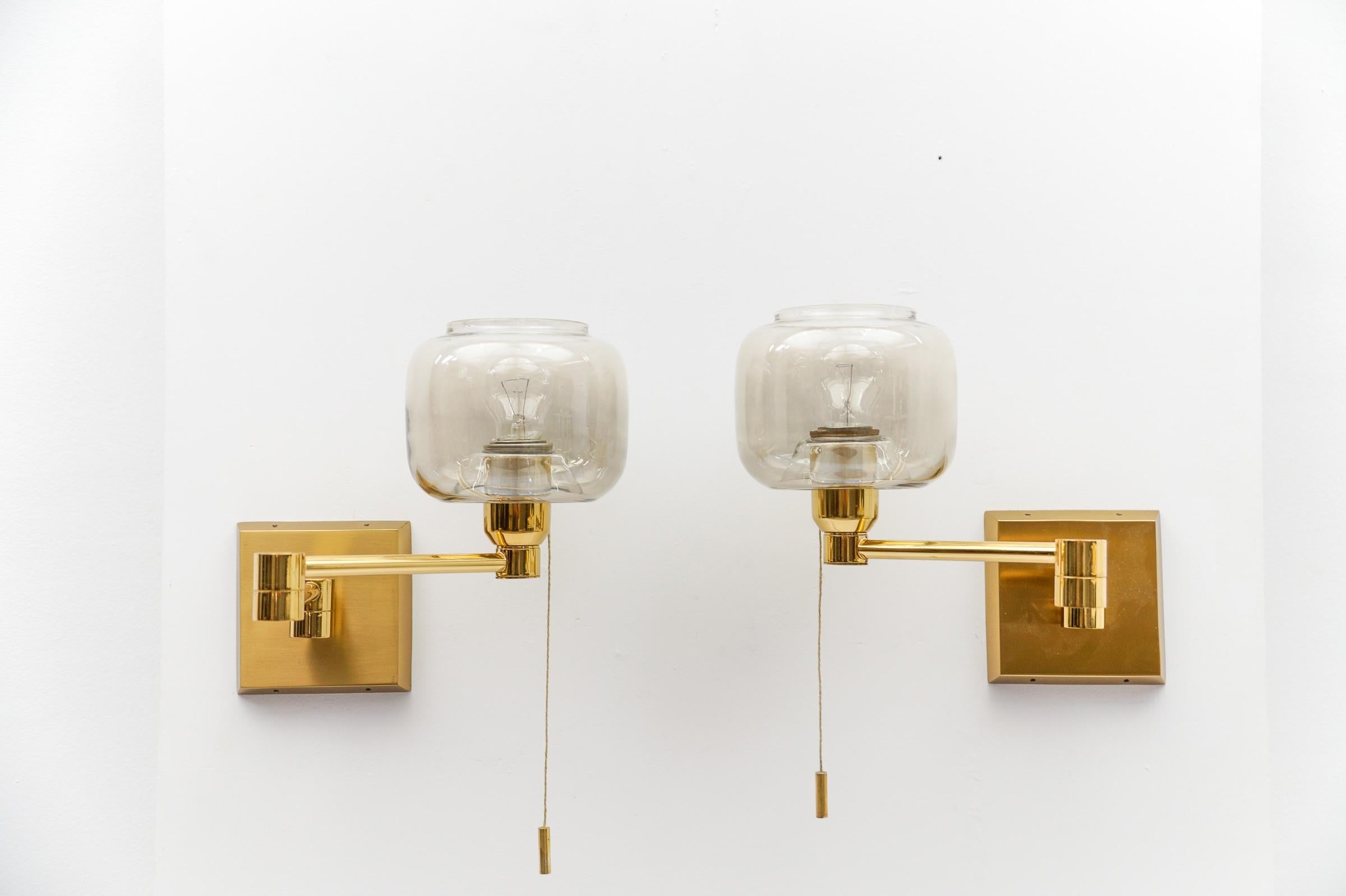 Milieu du XXe siècle Paire d'adorables lampes murales en laiton et verre fumé de style moderne du milieu du siècle dernier, années 1950 en vente