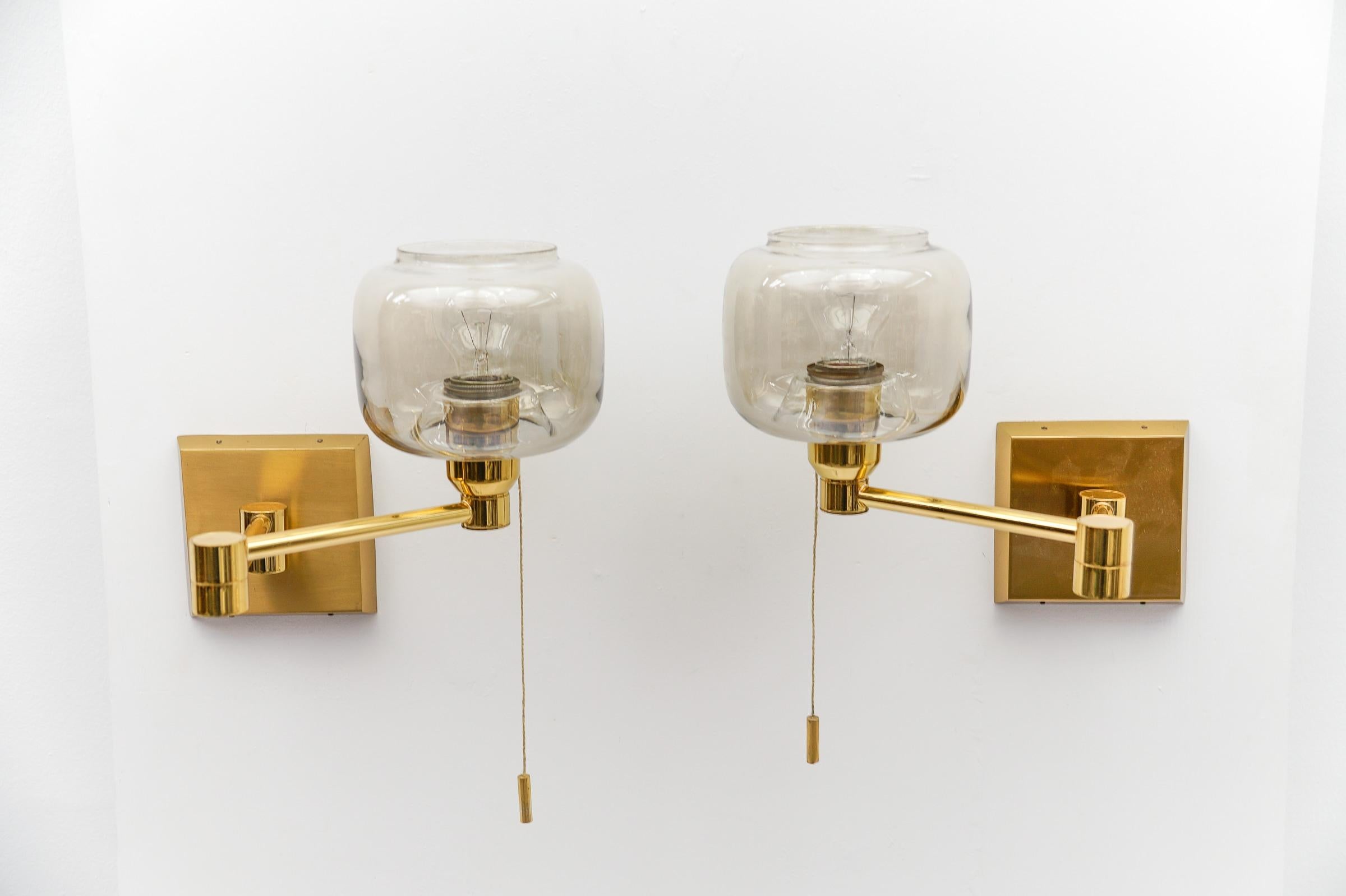 Métal Paire d'adorables lampes murales en laiton et verre fumé de style moderne du milieu du siècle dernier, années 1950 en vente