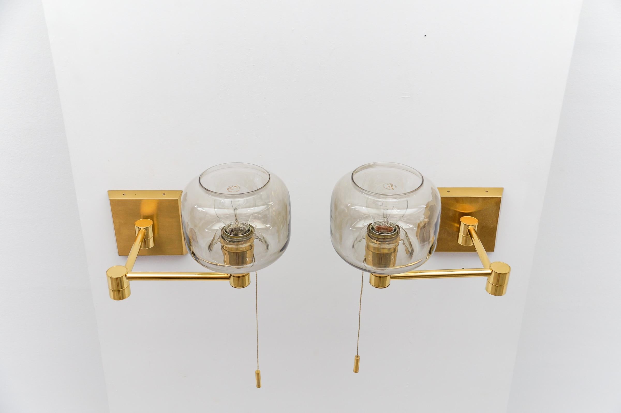 Paire d'adorables lampes murales en laiton et verre fumé de style moderne du milieu du siècle dernier, années 1950 en vente 1