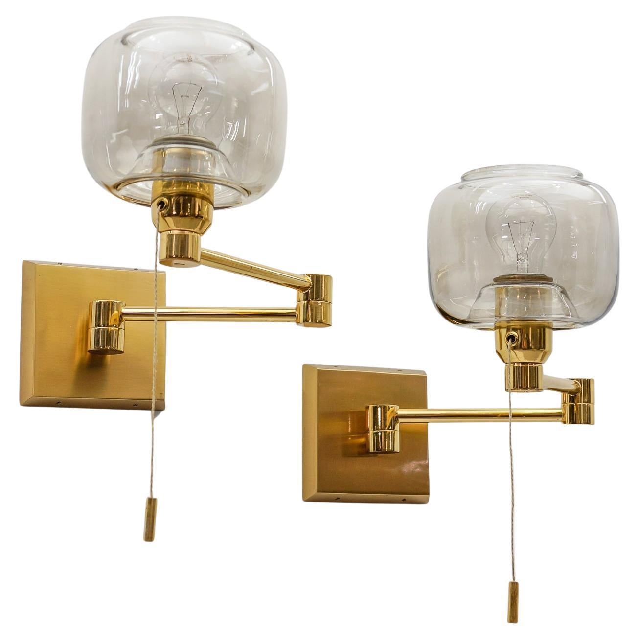Paire d'adorables lampes murales en laiton et verre fumé de style moderne du milieu du siècle dernier, années 1950 en vente