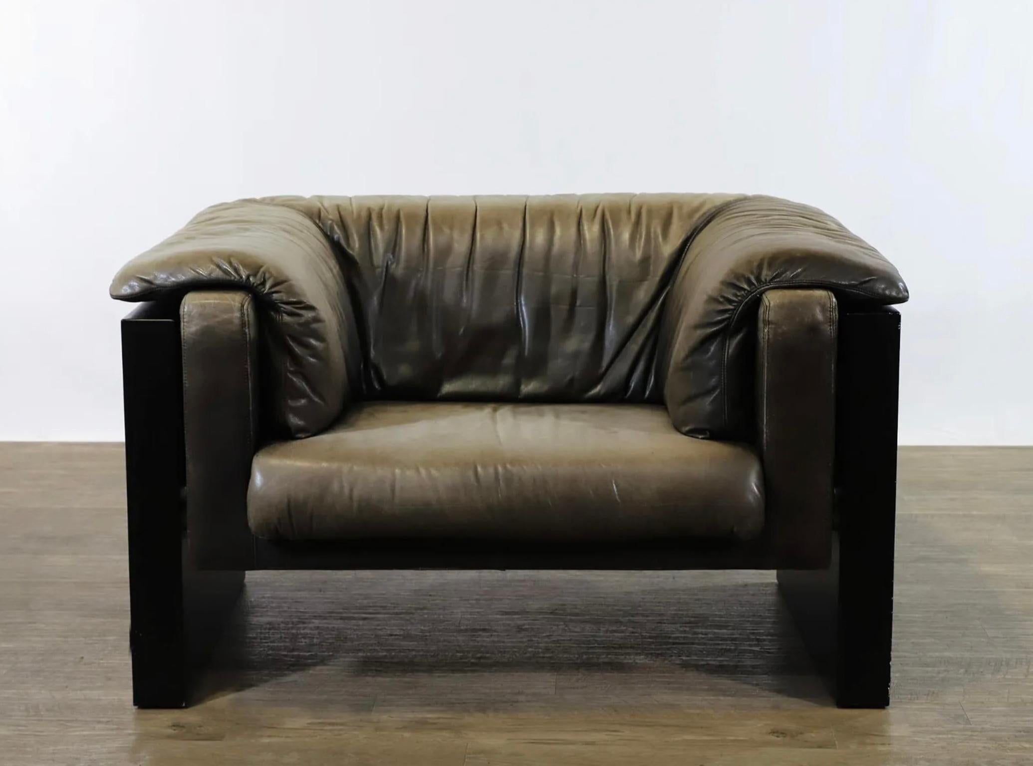 Postmoderne Jolie paire de fauteuils de salon en cuir larges post-modernes du milieu du siècle dernier Hain & Thome en vente