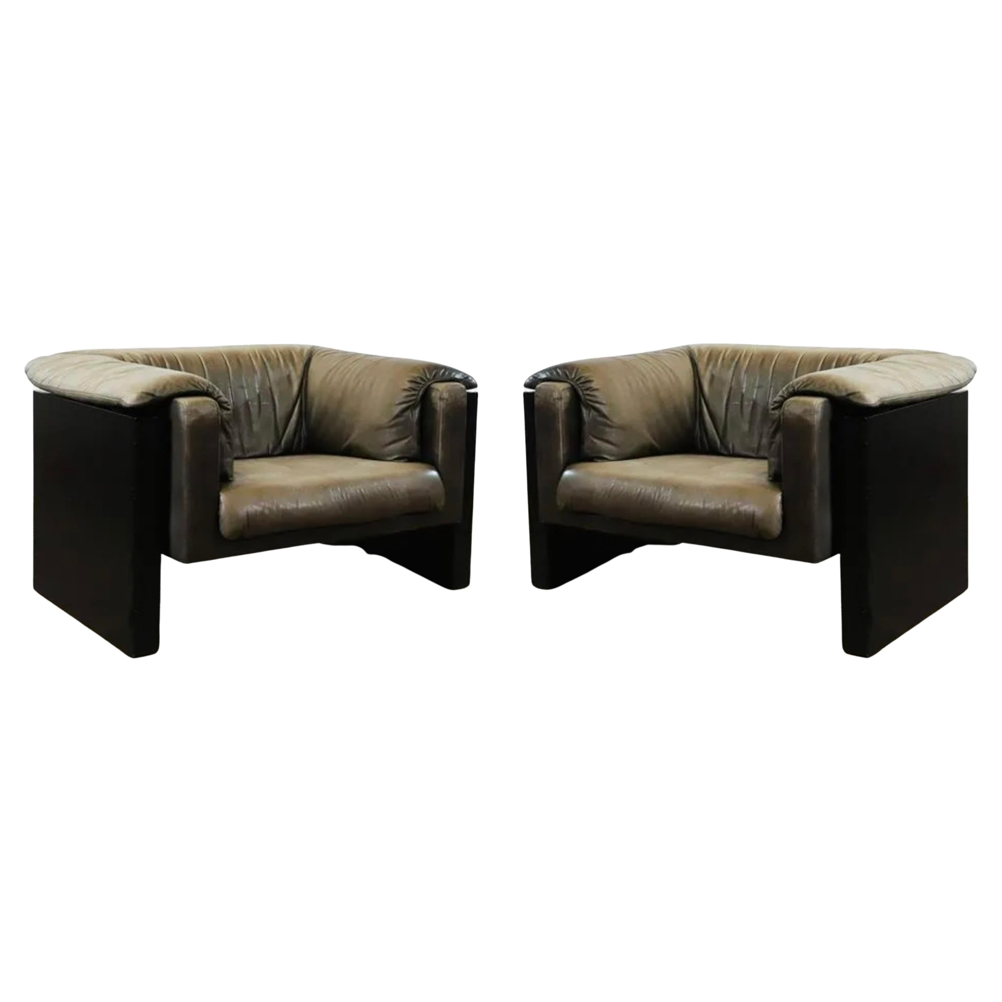 Jolie paire de fauteuils de salon en cuir larges post-modernes du milieu du siècle dernier Hain & Thome en vente