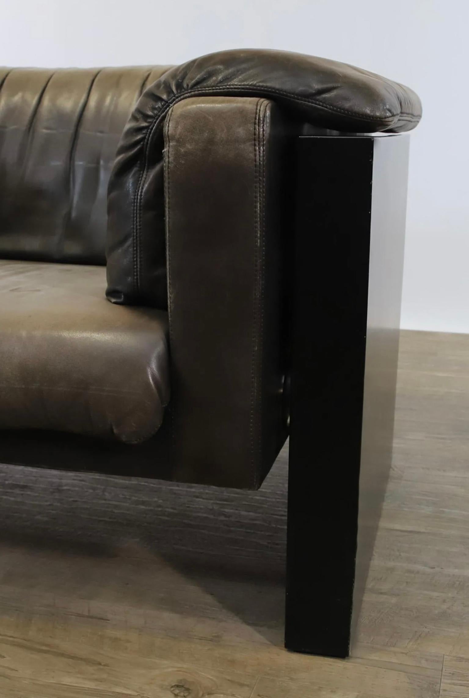 Woodwork Pair of Lovely Midcentury Post Modern Wide Leather Lounge Chairs Hain & Thome For Sale