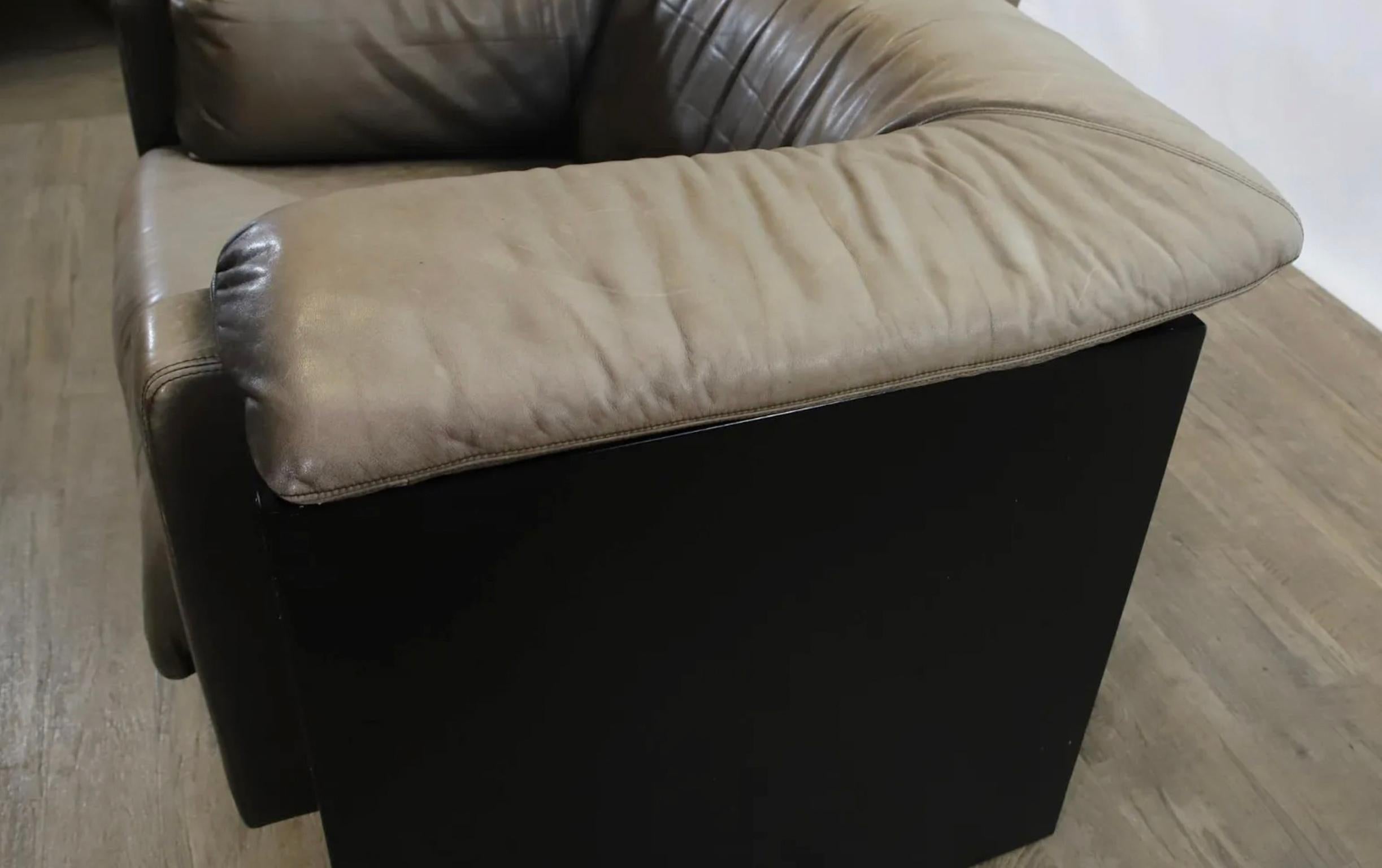Pair of Lovely Midcentury Post Modern Wide Leather Lounge Chairs Hain & Thome In Good Condition For Sale In Brooklyn, NY