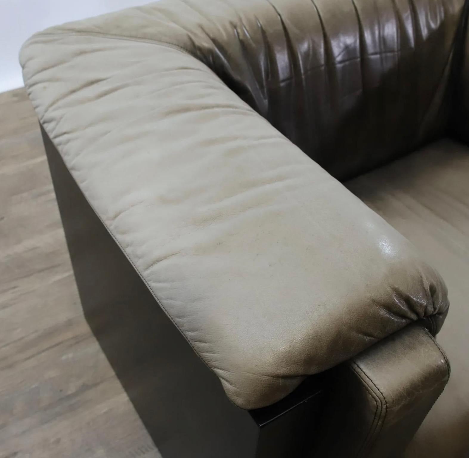 Late 20th Century Pair of Lovely Midcentury Post Modern Wide Leather Lounge Chairs Hain & Thome For Sale
