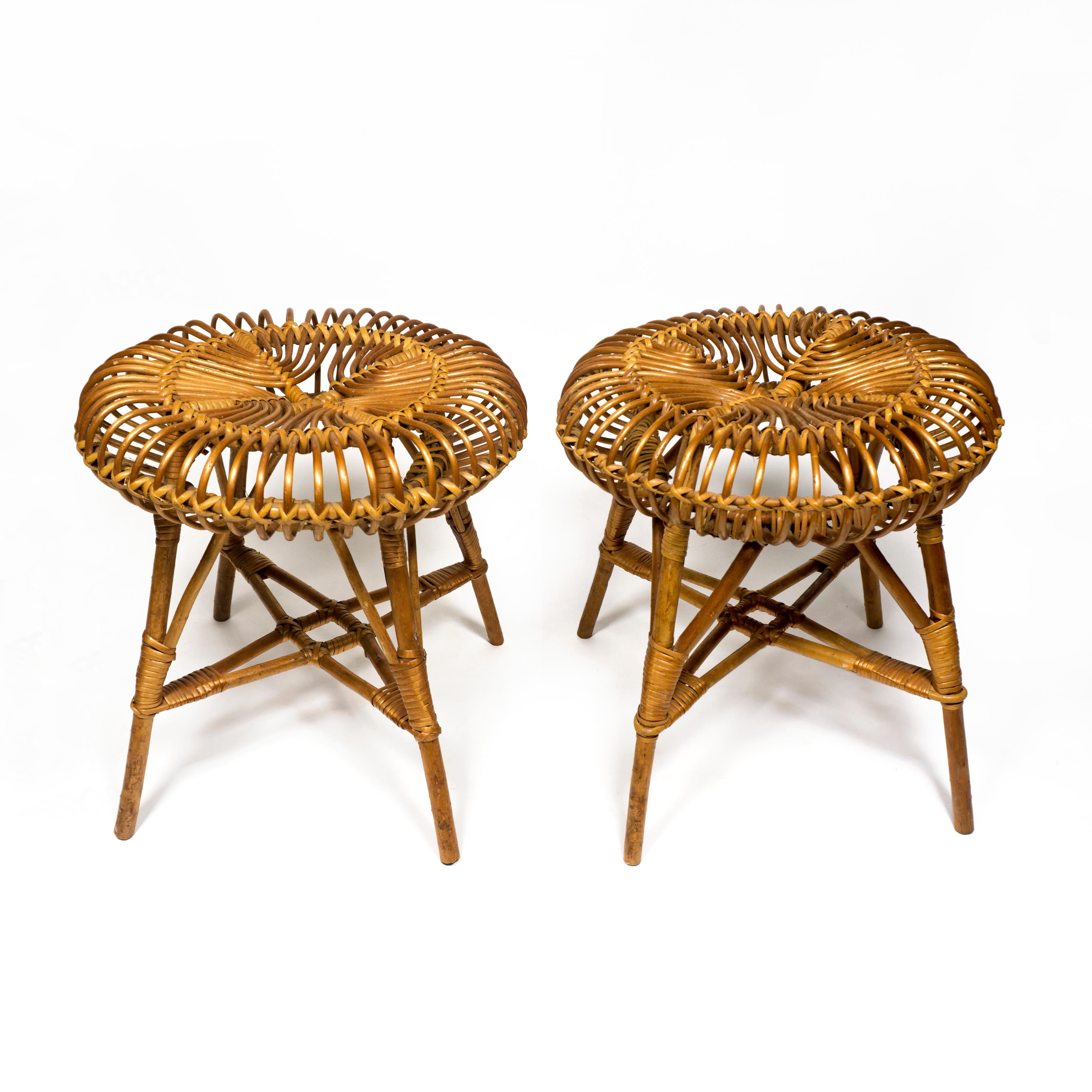 Precioso par de taburetes italianos modernos de mediados de siglo de ratán y bambú de los años 60. Clásico muy bien buscado con gran comodidad de asiento.
Ambos taburetes son idénticos y están en el mismo estado original, muy bueno, con una pátina