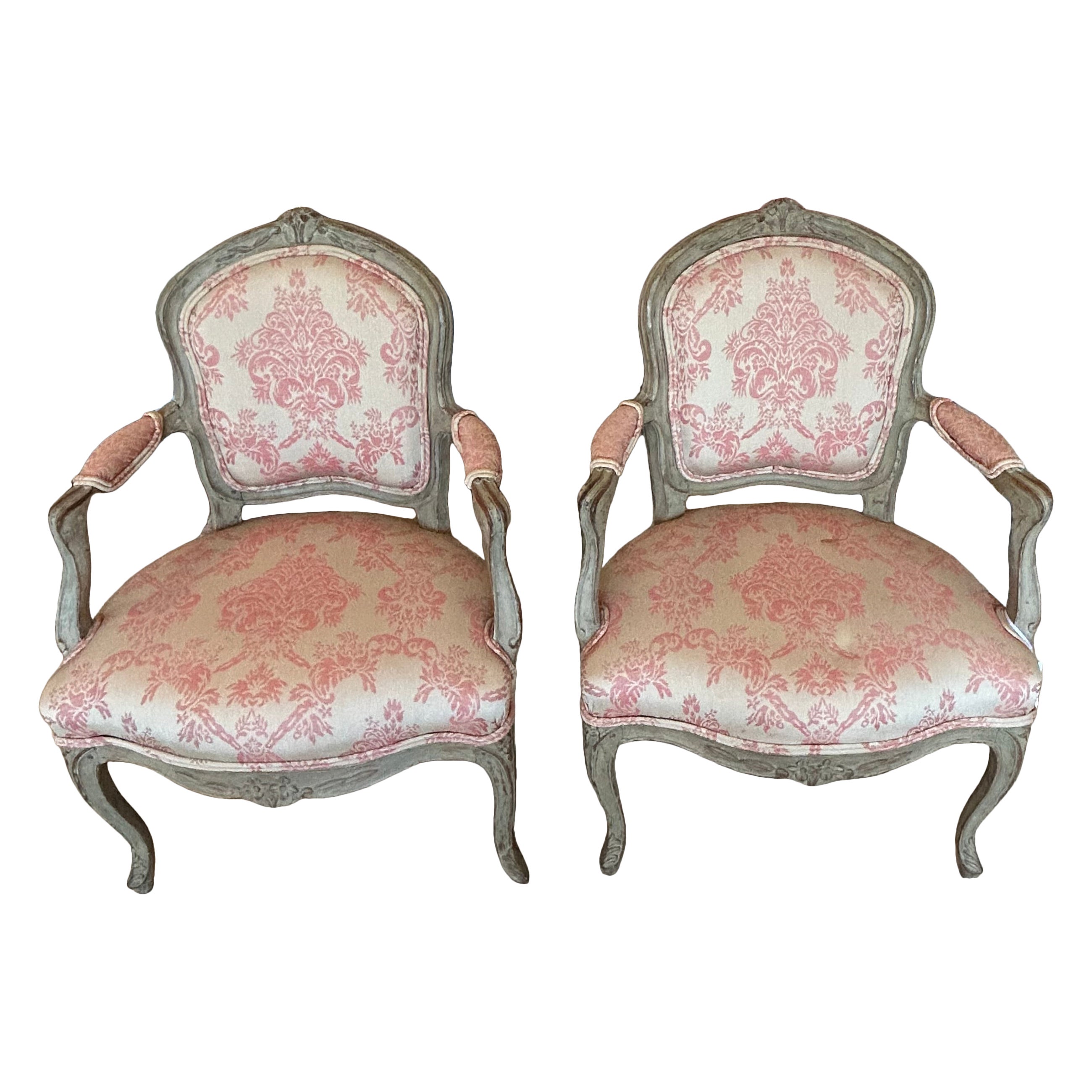 Paire de ravissantes petites chaises bergères Louis XVI peintes en France au 19e siècle