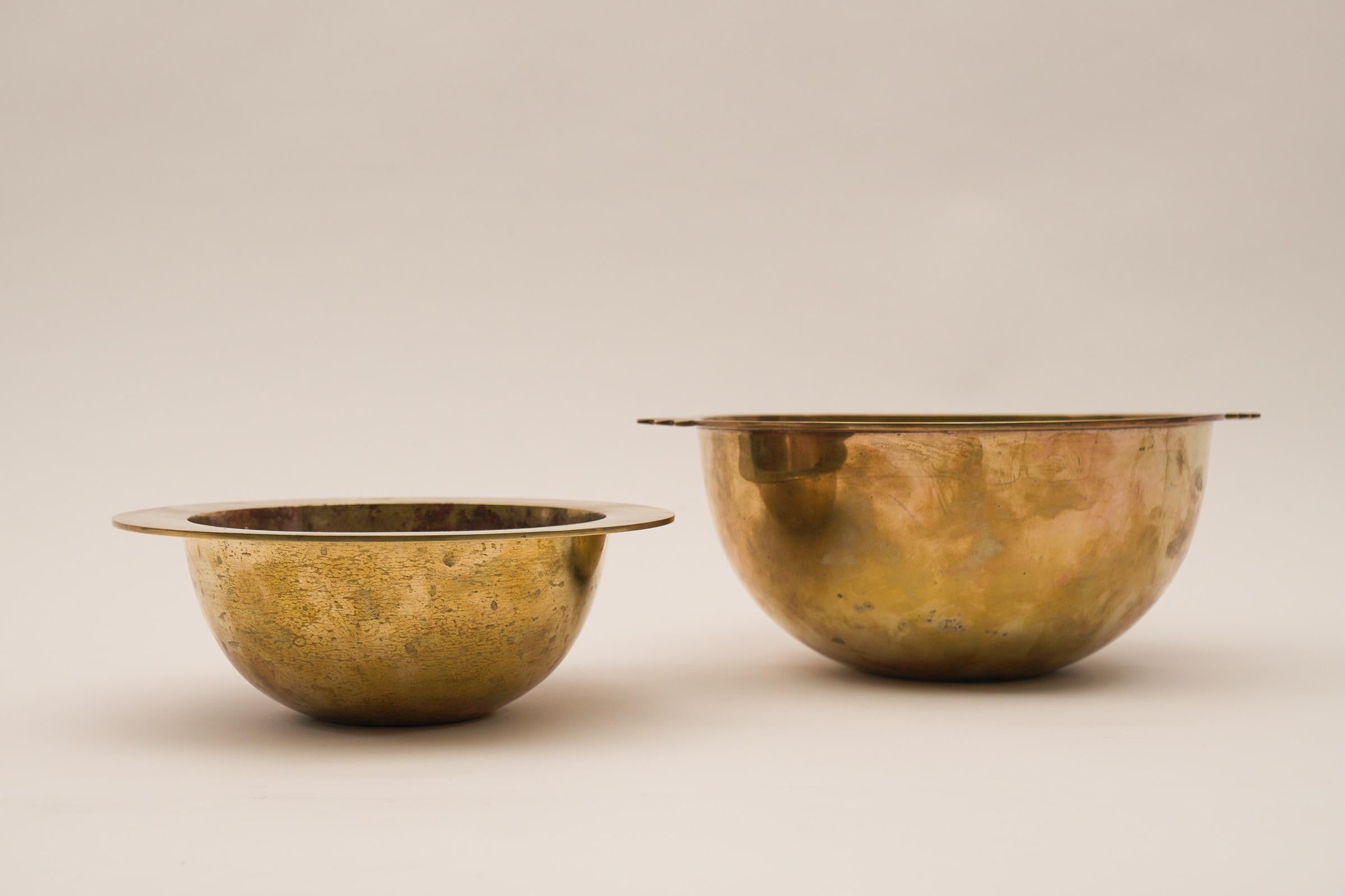Solid brass bowls from the 1950s.

Wonderfully shaped with two Art Deco handles.

Very decorative with a beautiful patina.