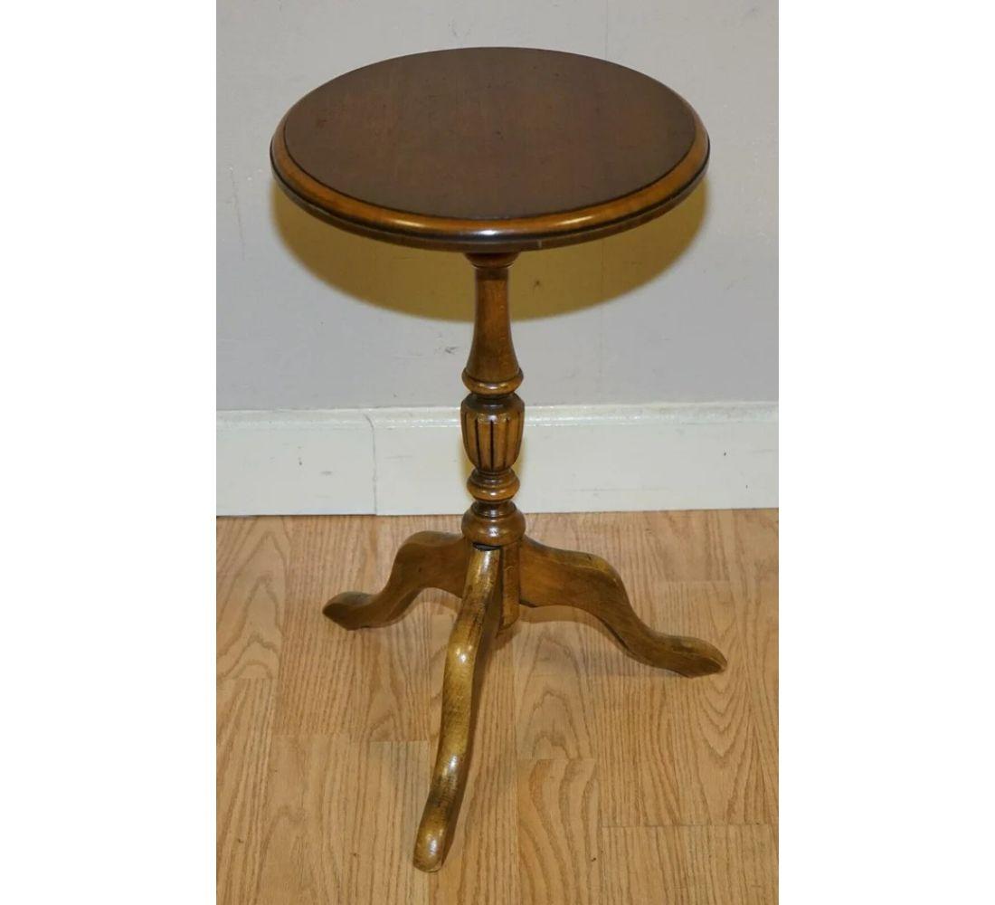 British Pair of Lovely Victorian Side Tables Wine Tabes on Elegant Tripod Legs For Sale