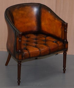 Paire d'adorables fauteuils de bibliothèque Chesterfield en cuir brun teint à la main