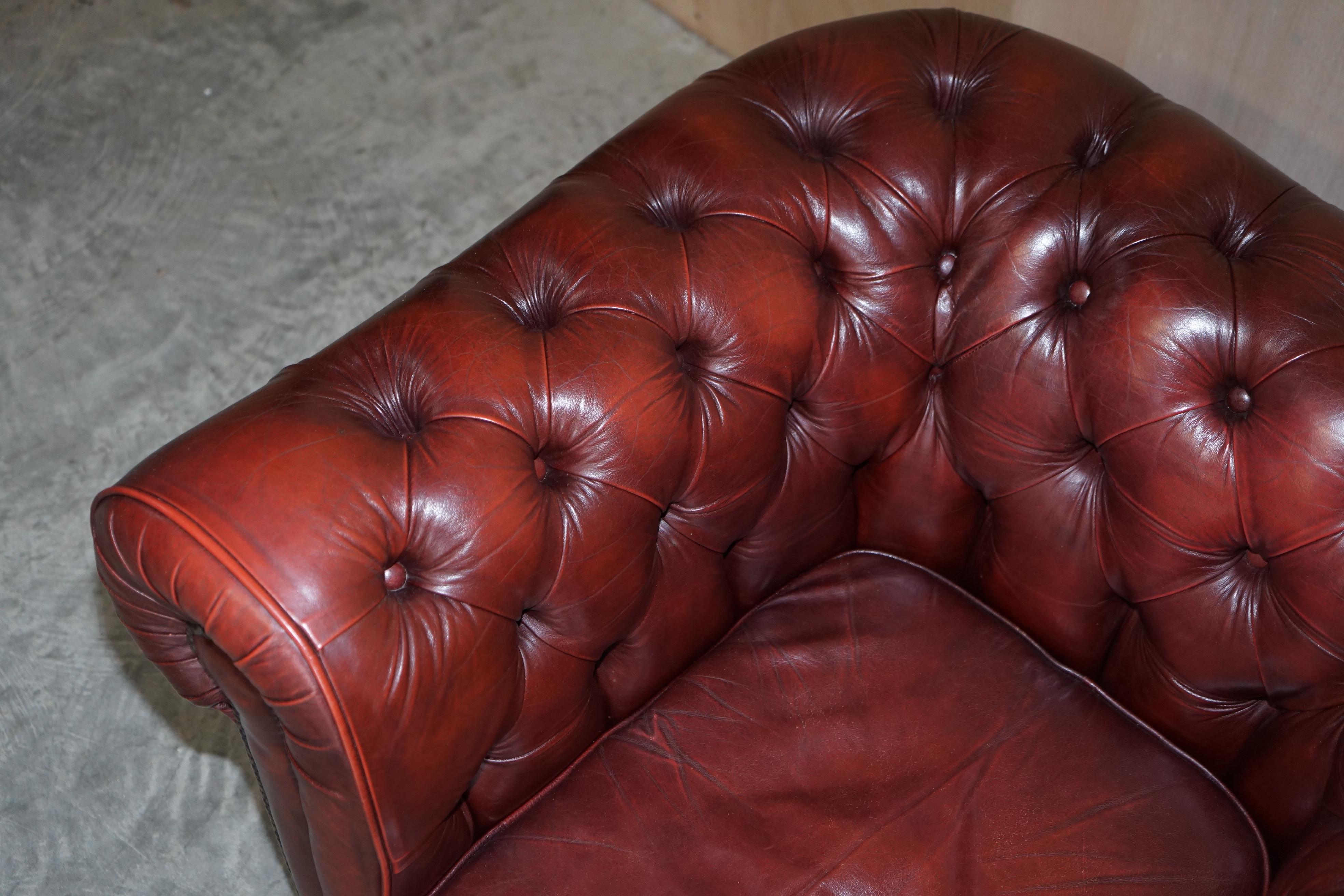 Jolie paire de fauteuils club de gentleman Chesterfield vintage en cuir sang de bœuf en vente 4