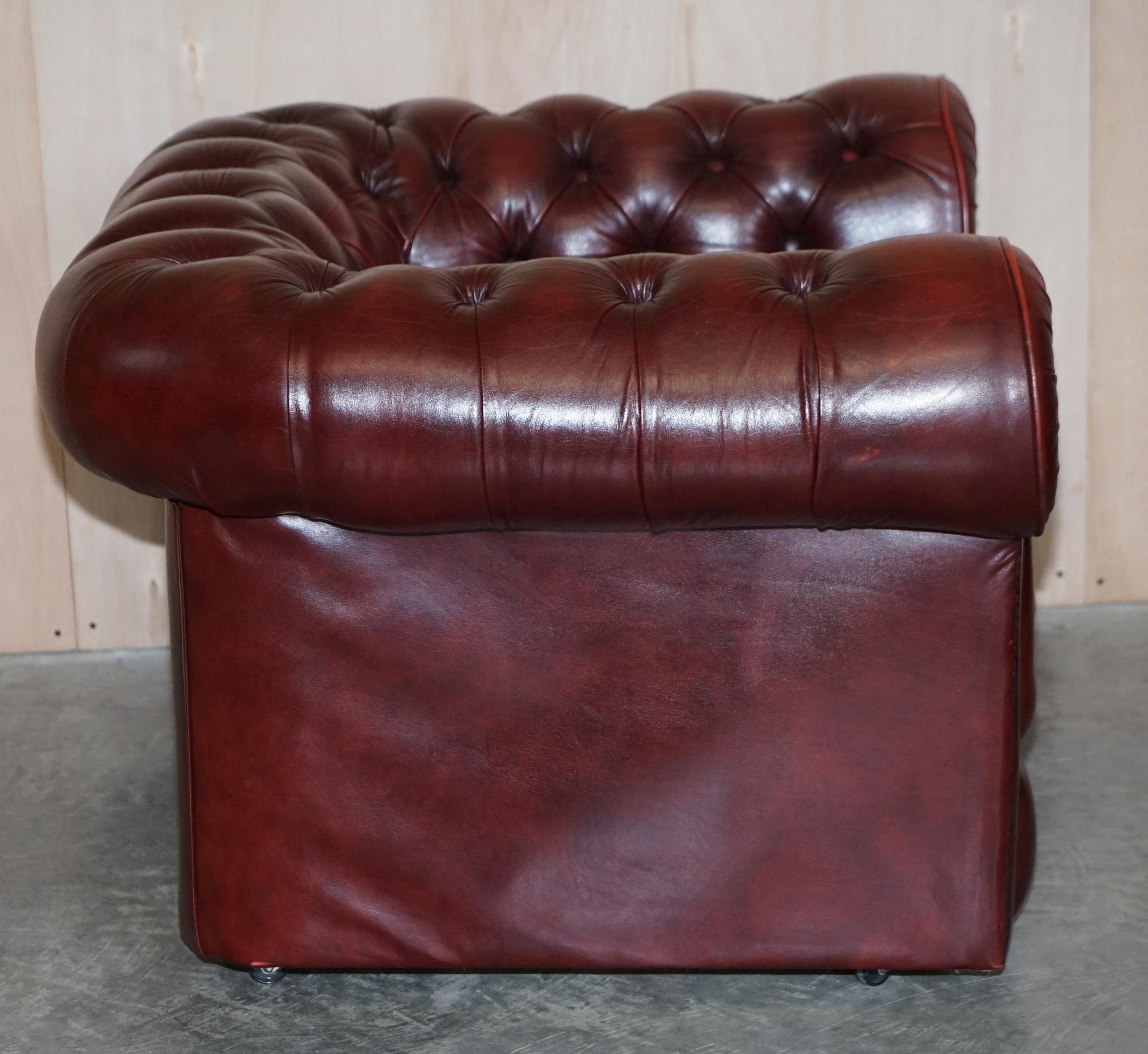 Jolie paire de fauteuils club de gentleman Chesterfield vintage en cuir sang de bœuf en vente 5