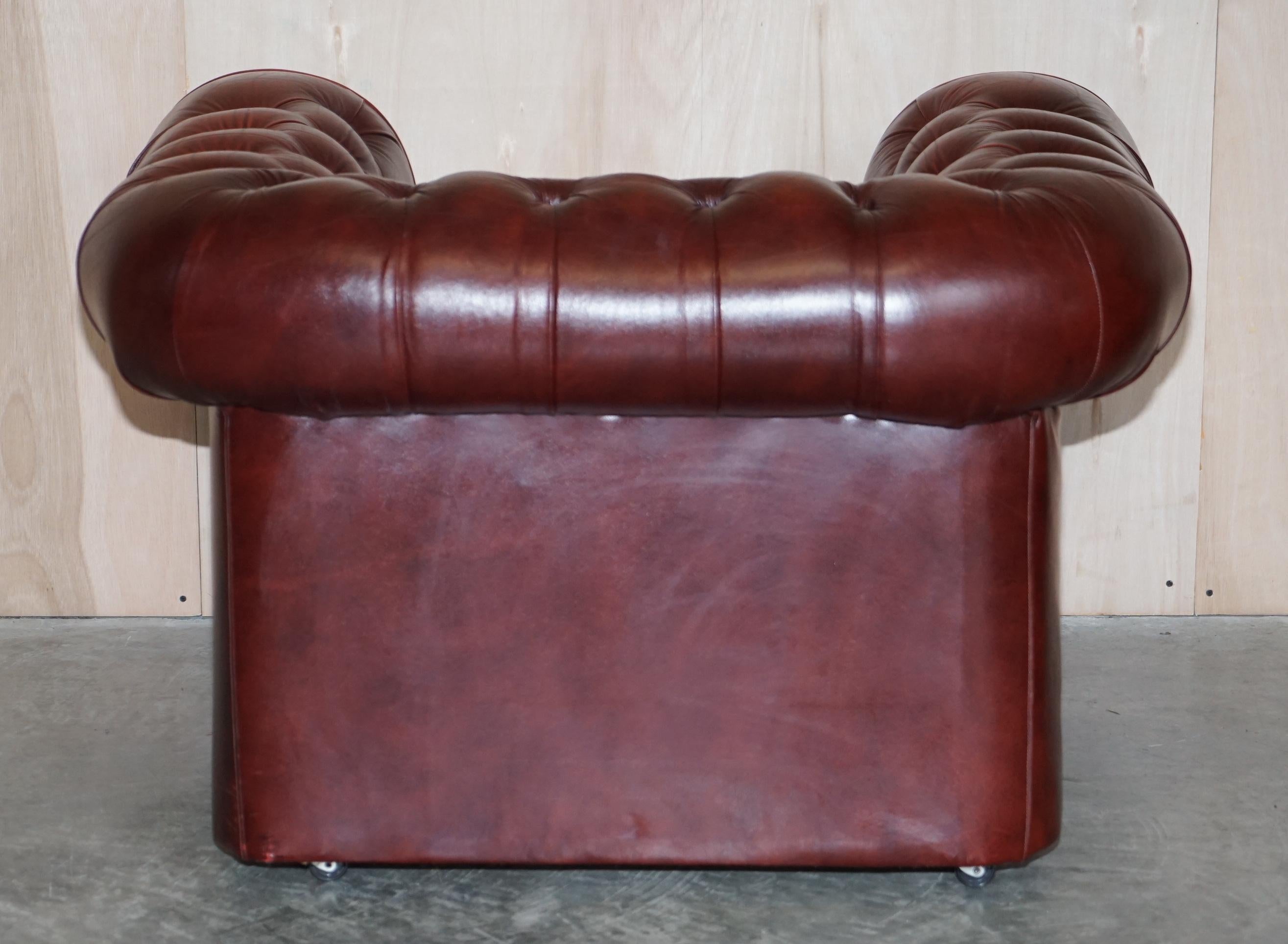 Jolie paire de fauteuils club de gentleman Chesterfield vintage en cuir sang de bœuf en vente 6