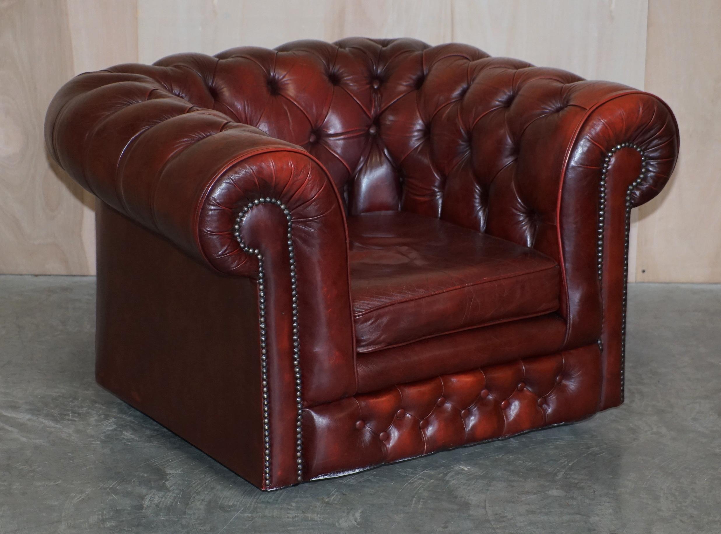 Jolie paire de fauteuils club de gentleman Chesterfield vintage en cuir sang de bœuf en vente 7