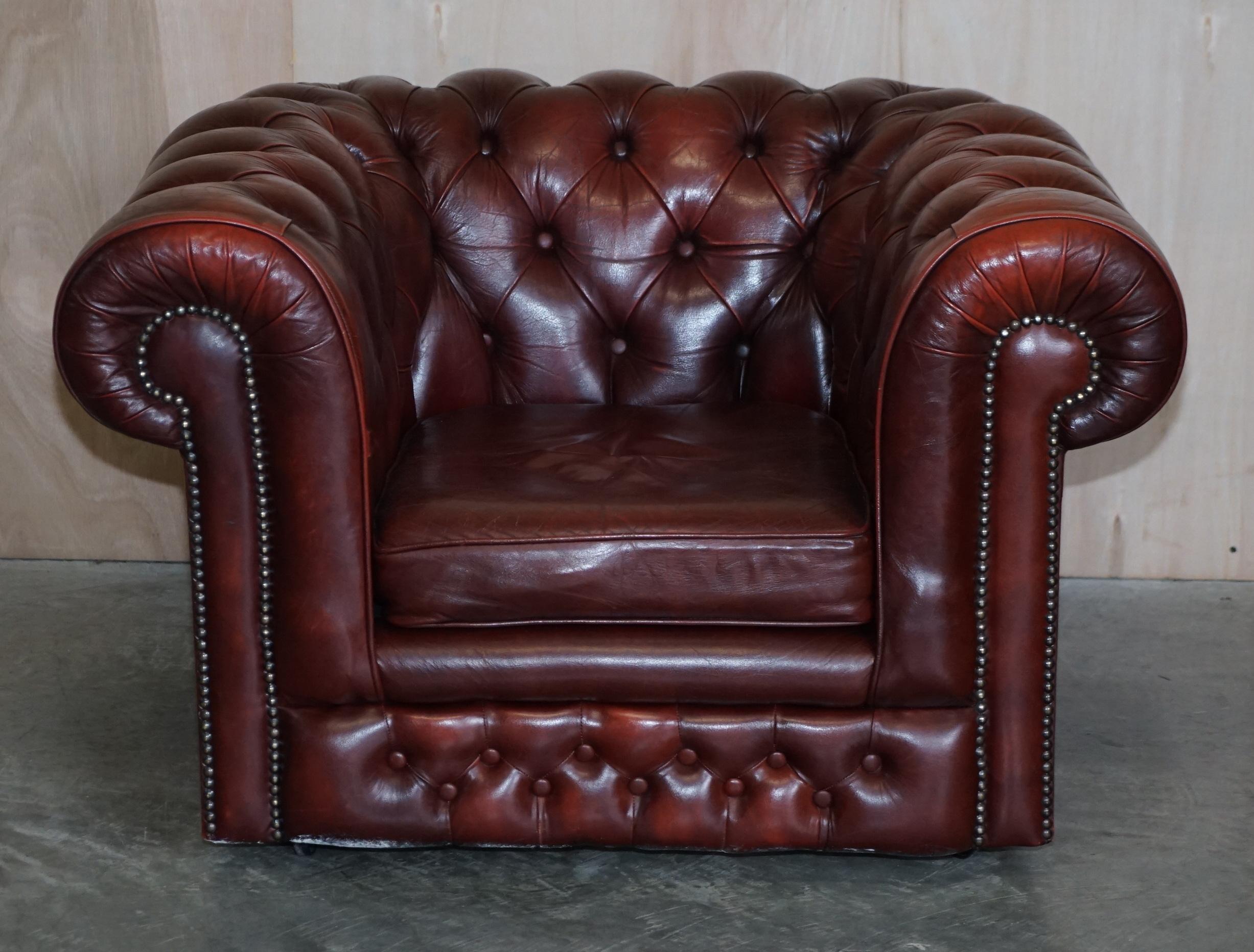 Jolie paire de fauteuils club de gentleman Chesterfield vintage en cuir sang de bœuf en vente 8