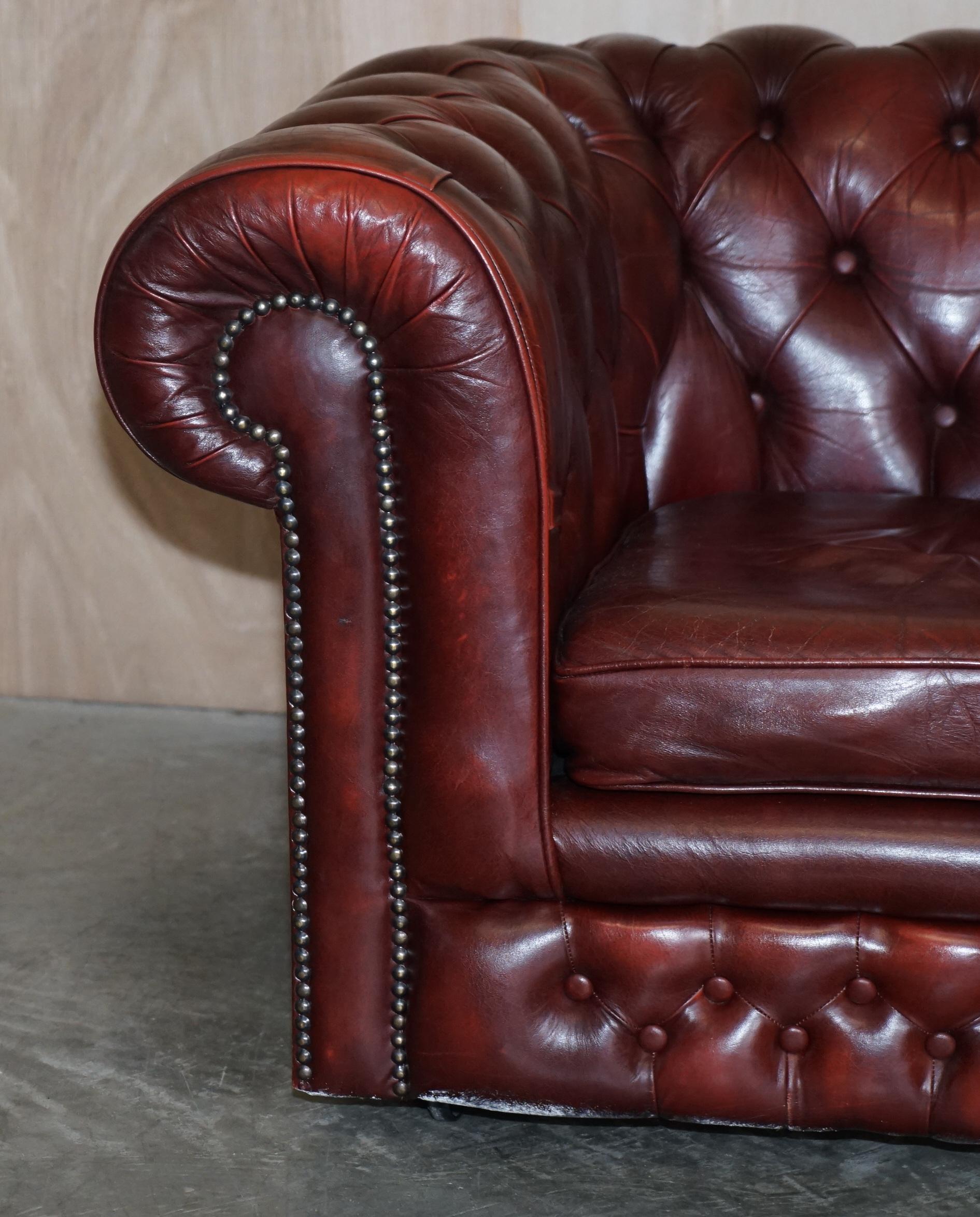 Jolie paire de fauteuils club de gentleman Chesterfield vintage en cuir sang de bœuf en vente 9
