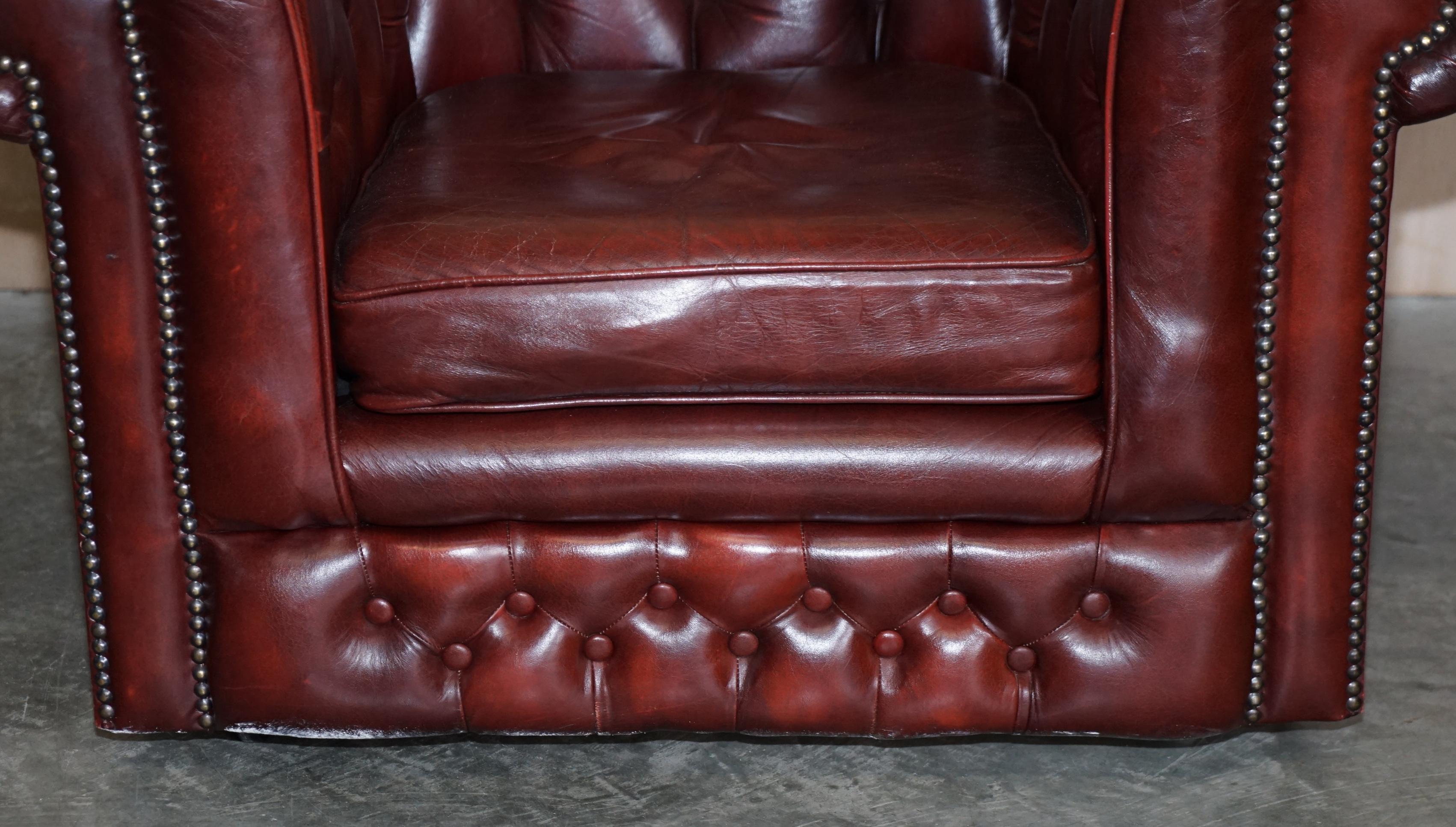 Jolie paire de fauteuils club de gentleman Chesterfield vintage en cuir sang de bœuf en vente 10