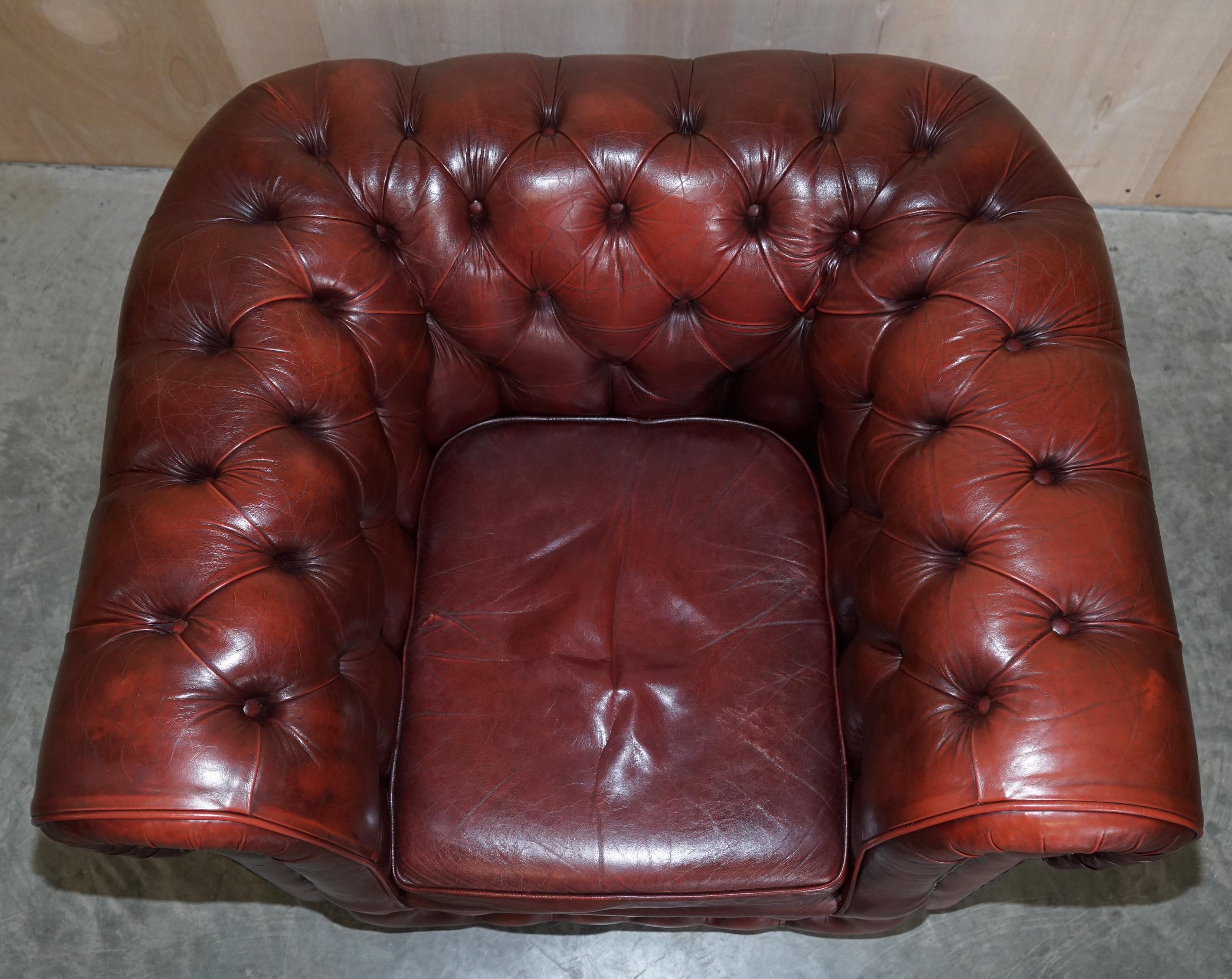 Jolie paire de fauteuils club de gentleman Chesterfield vintage en cuir sang de bœuf en vente 11