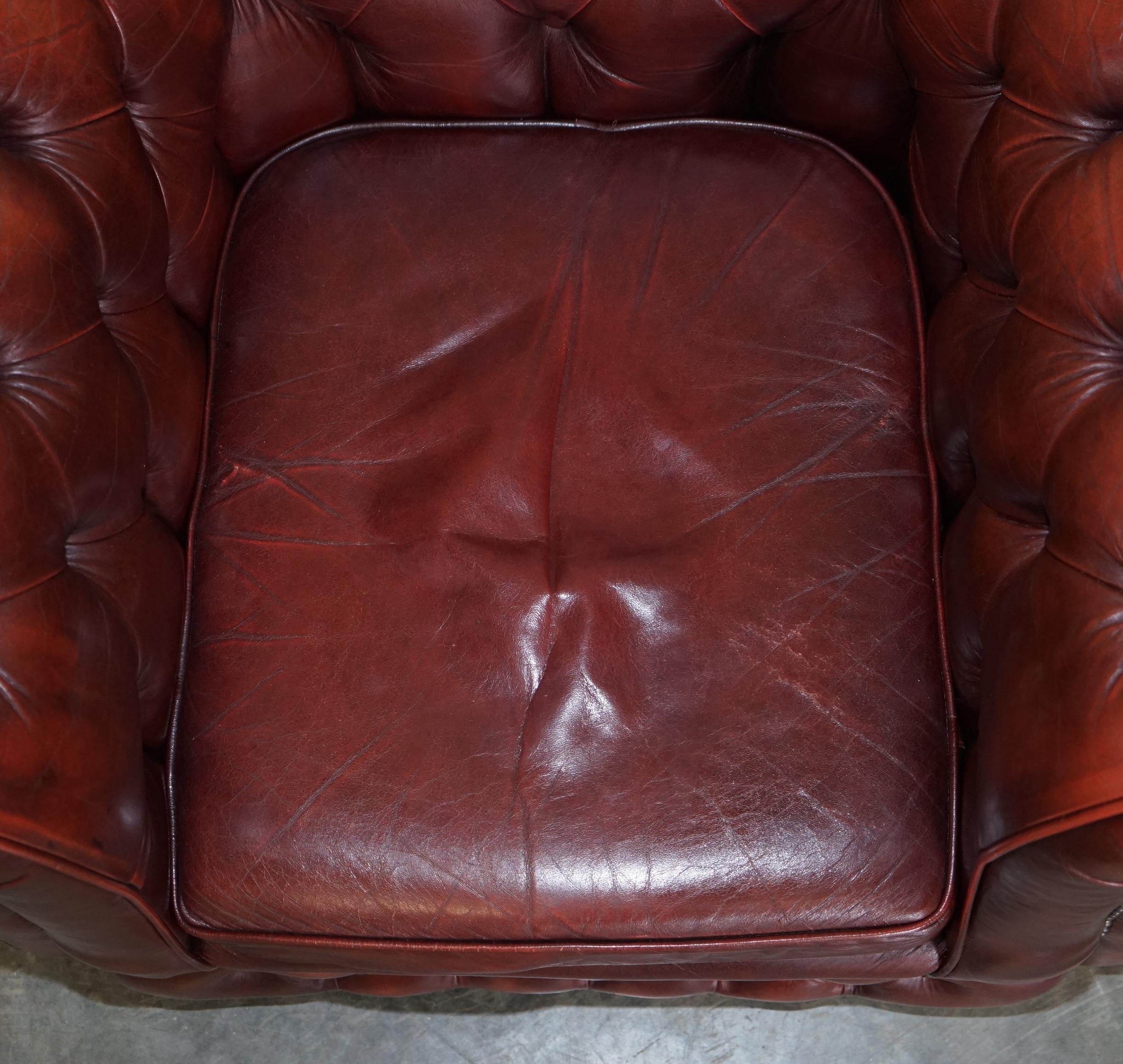 Jolie paire de fauteuils club de gentleman Chesterfield vintage en cuir sang de bœuf en vente 12