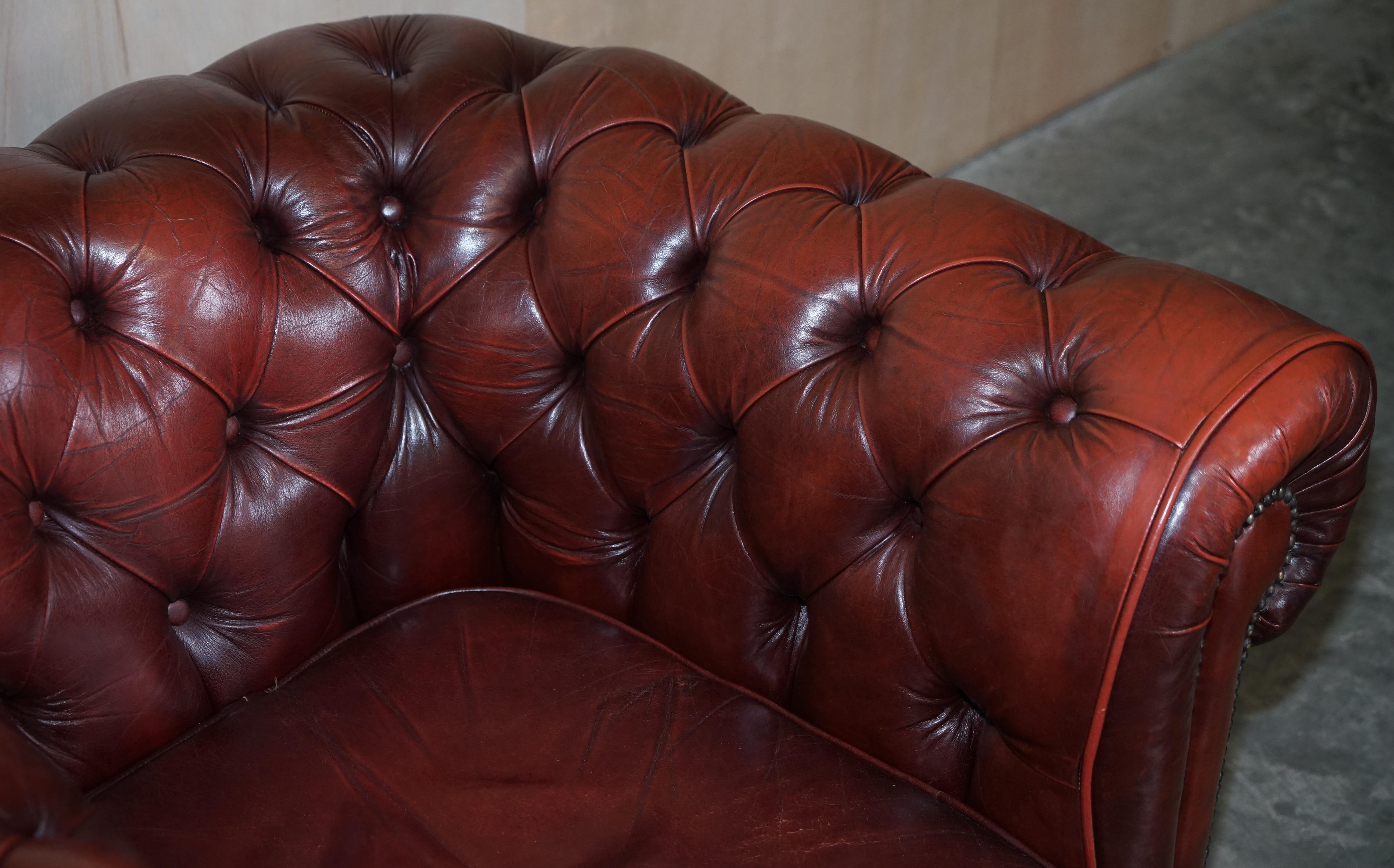 Pair of Lovely Vintage Oxblood Leather Chesterfield Gentleman's Club Armchairs For Sale 11