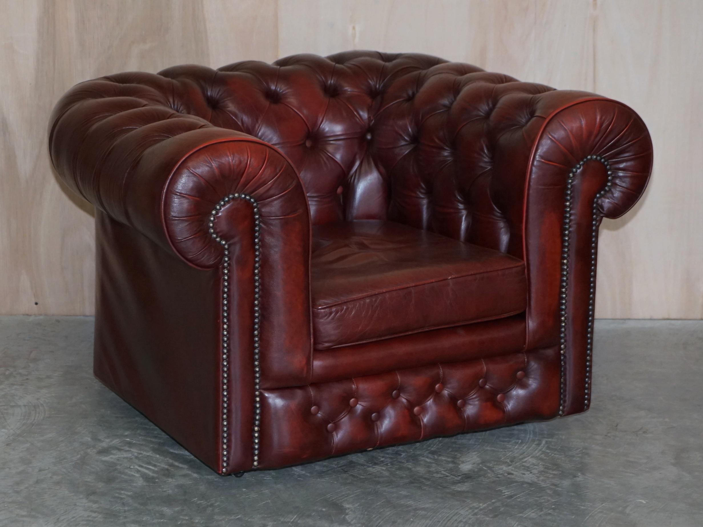 Nous sommes ravis d'offrir à la vente cette paire de fauteuils Chesterfield Club en cuir Oxblood qui font partie d'une suite de fauteuils.

Ils font partie d'une suite, comme indiqué

Ces chaises ont une cinquantaine d'années, elles ont des