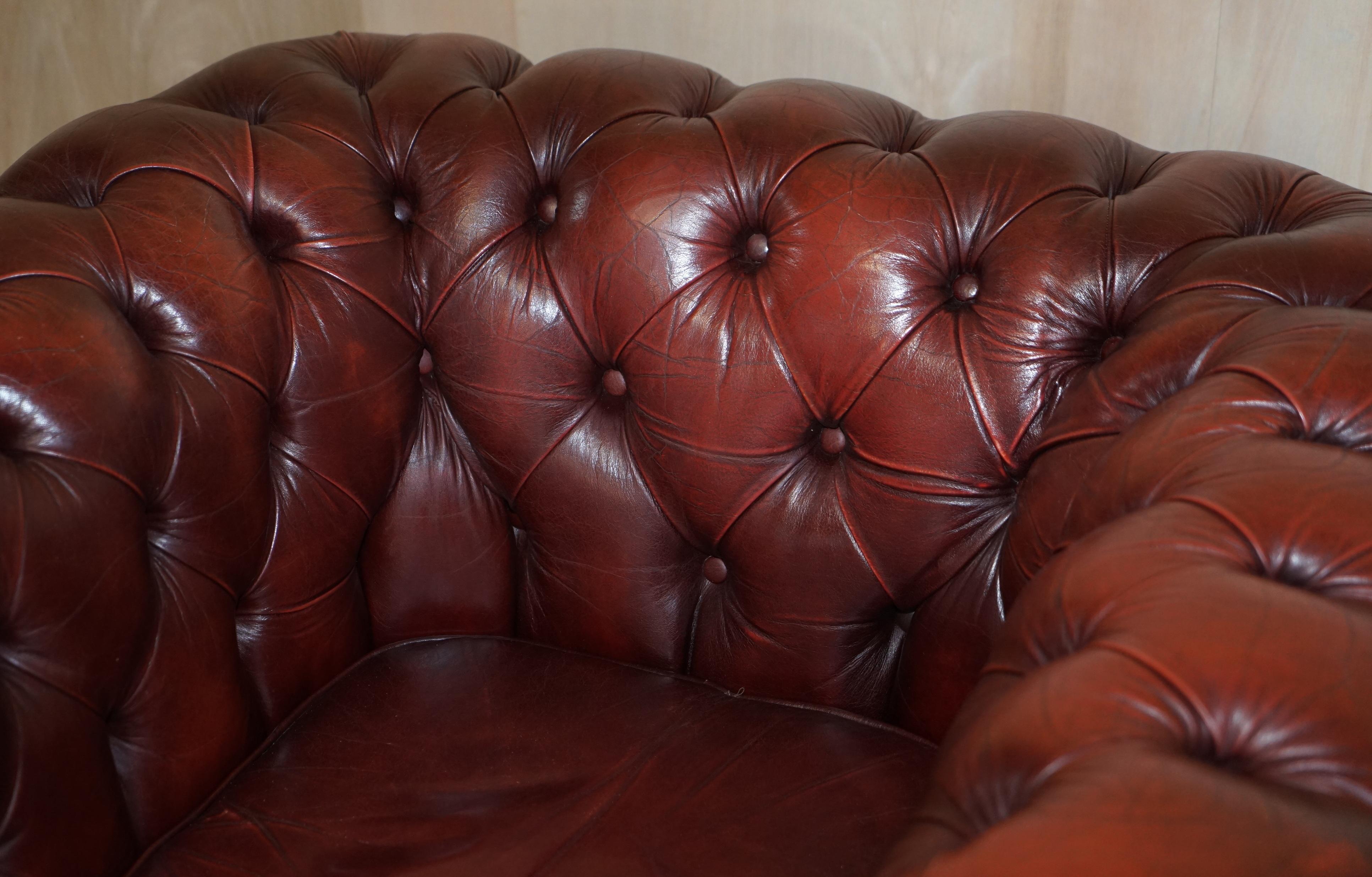 Jolie paire de fauteuils club de gentleman Chesterfield vintage en cuir sang de bœuf en vente 14