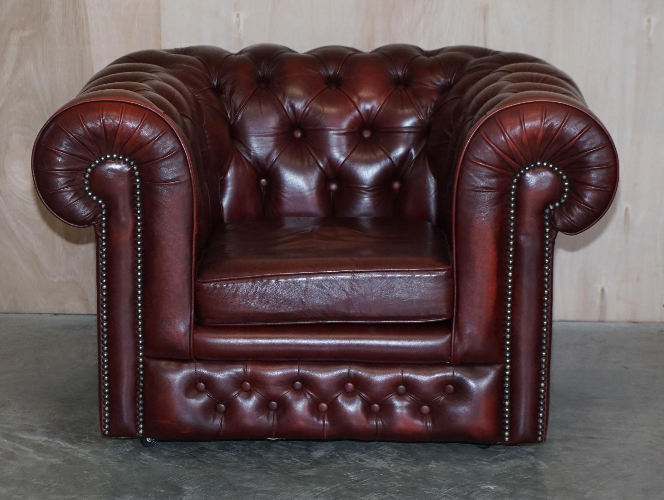 Anglais Jolie paire de fauteuils club de gentleman Chesterfield vintage en cuir sang de bœuf en vente