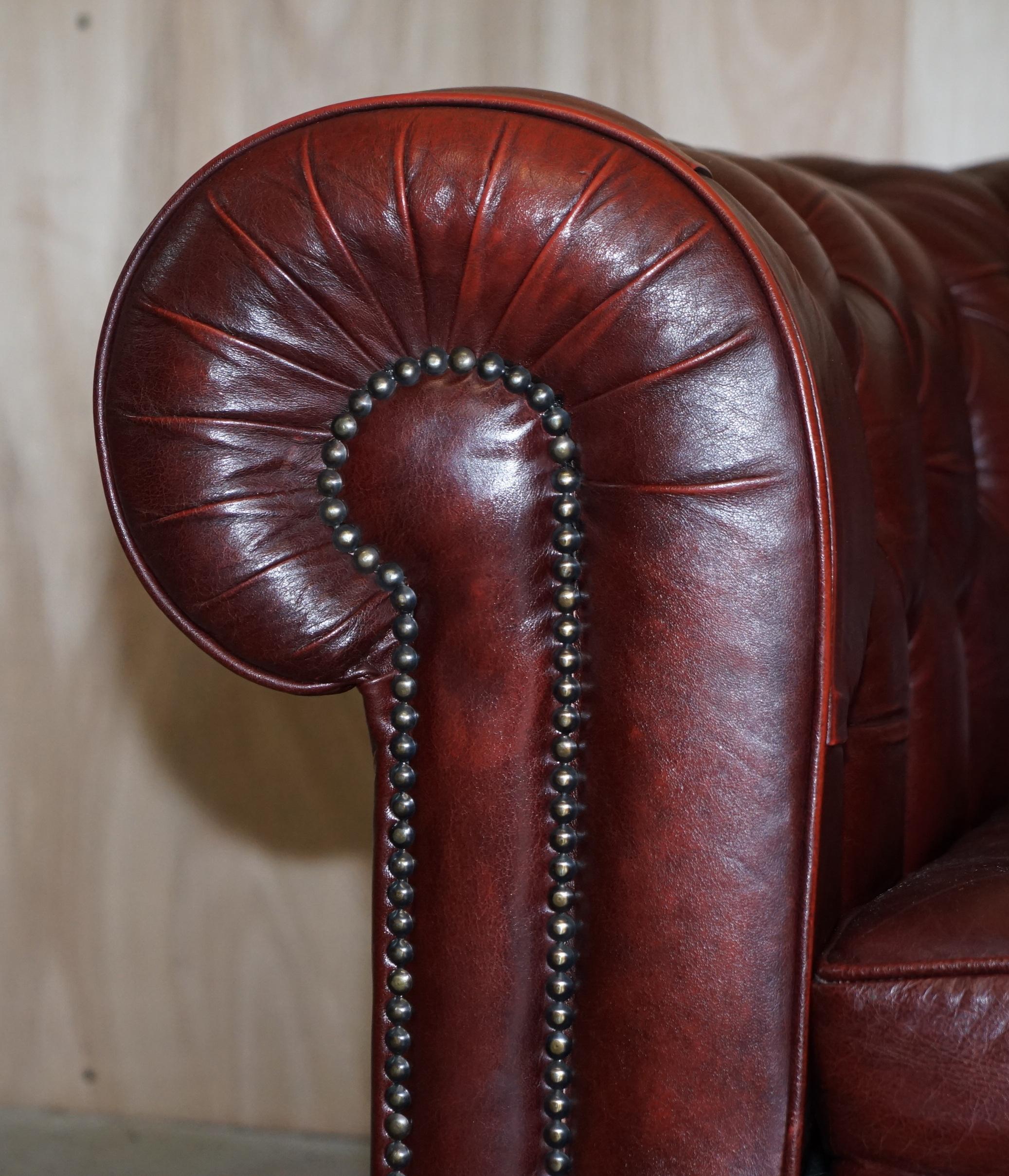 20ième siècle Jolie paire de fauteuils club de gentleman Chesterfield vintage en cuir sang de bœuf en vente
