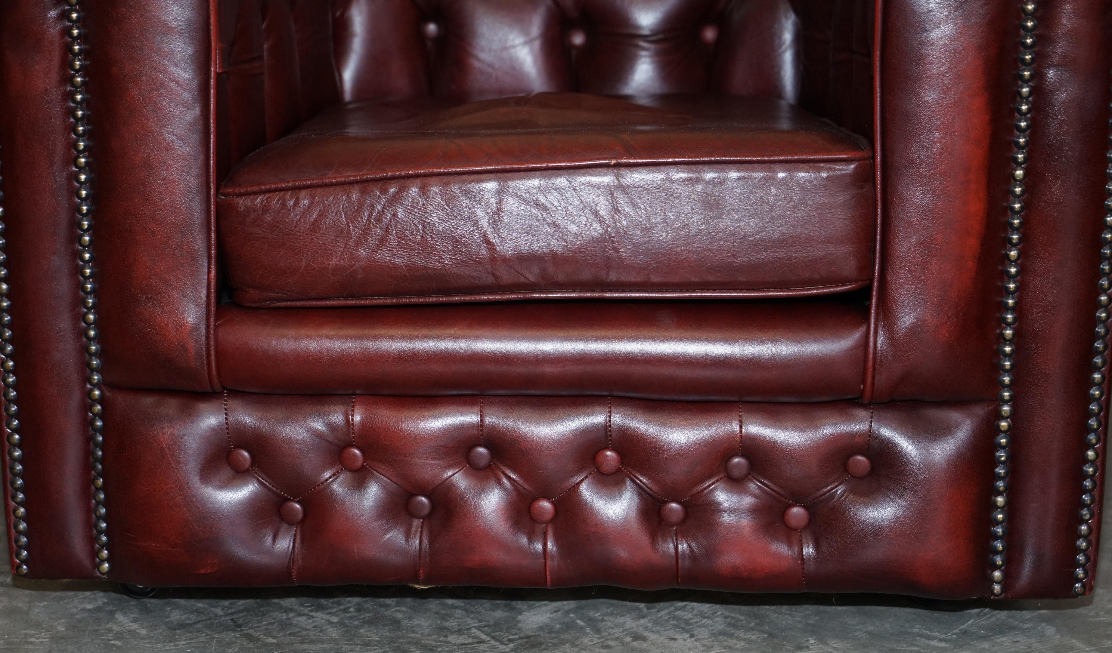 Cuir Jolie paire de fauteuils club de gentleman Chesterfield vintage en cuir sang de bœuf en vente