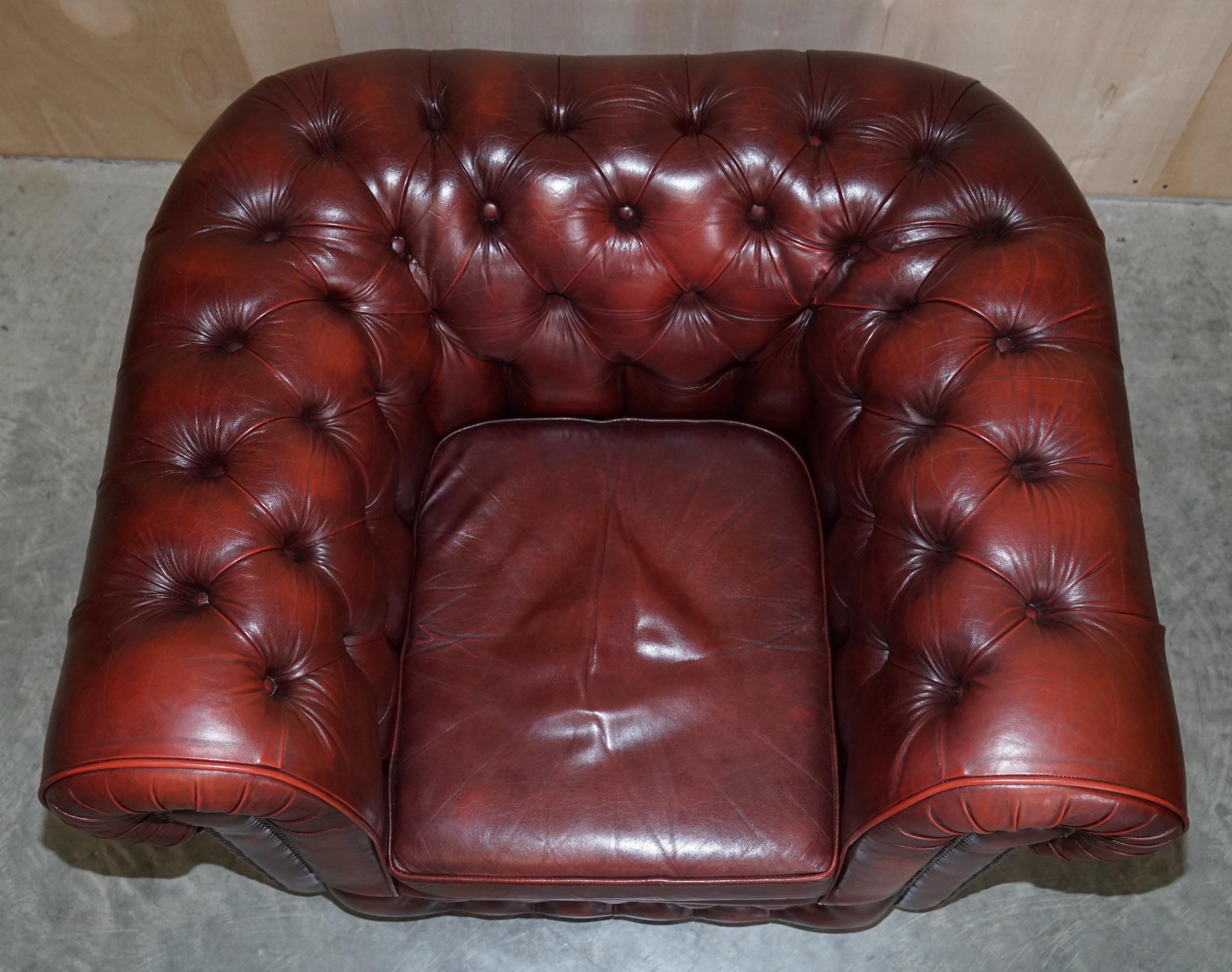 Jolie paire de fauteuils club de gentleman Chesterfield vintage en cuir sang de bœuf en vente 1
