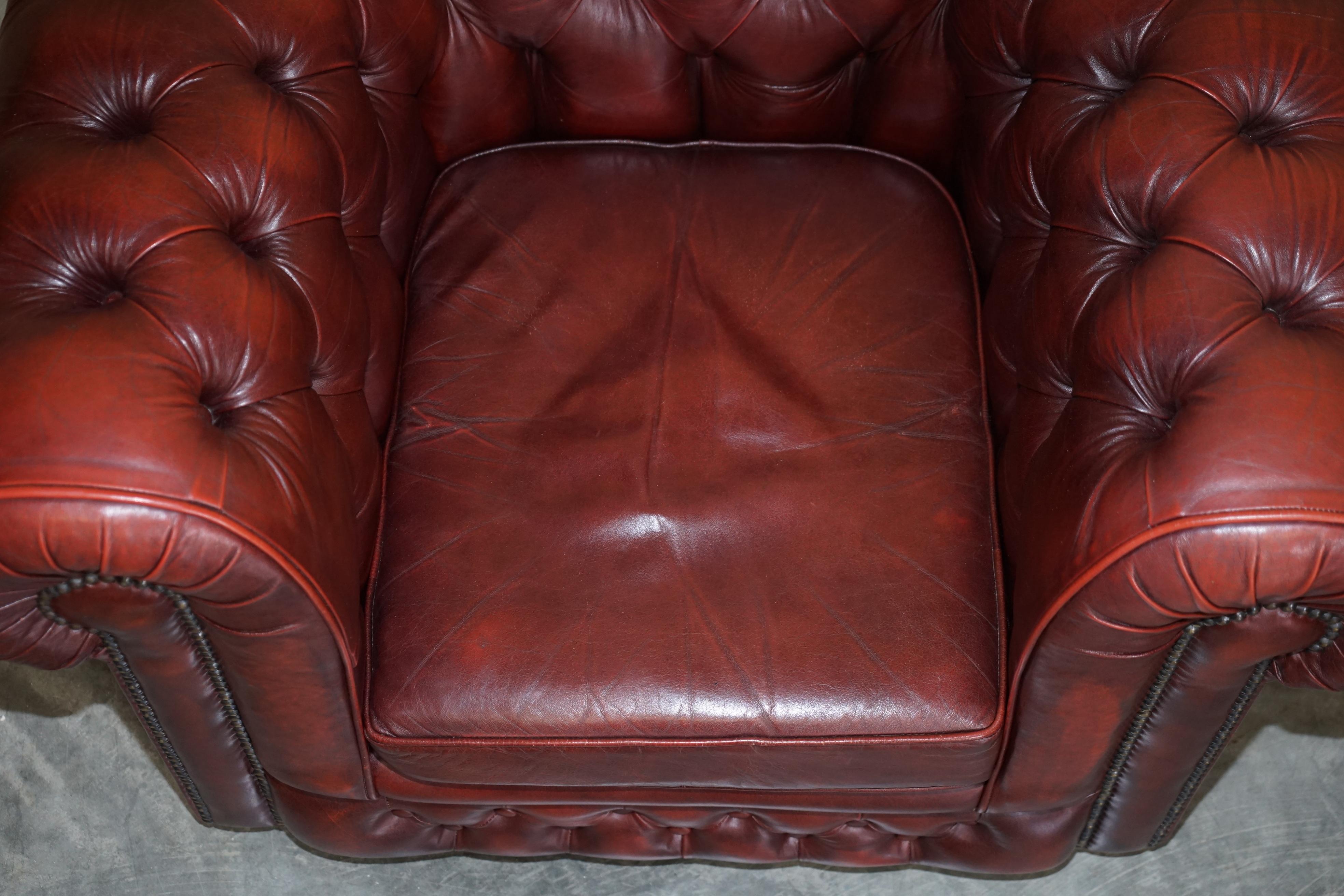 Jolie paire de fauteuils club de gentleman Chesterfield vintage en cuir sang de bœuf en vente 2