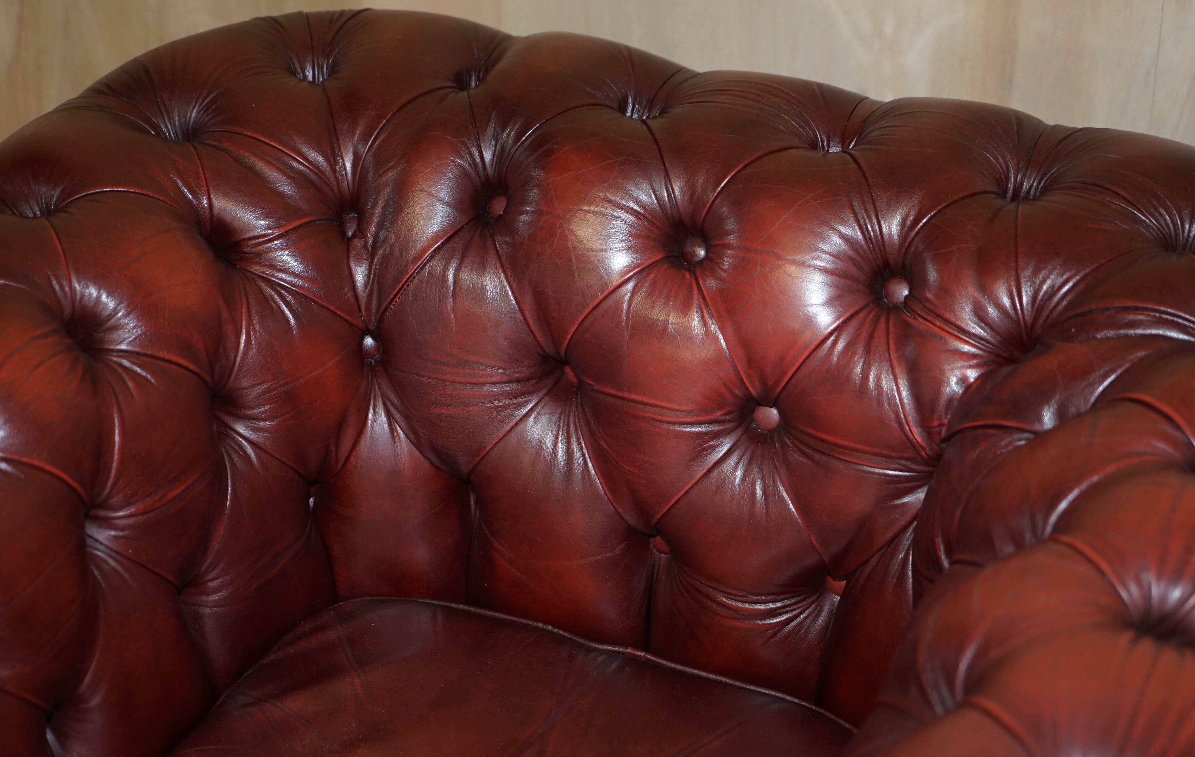 Pair of Lovely Vintage Oxblood Leather Chesterfield Gentleman's Club Armchairs For Sale 1