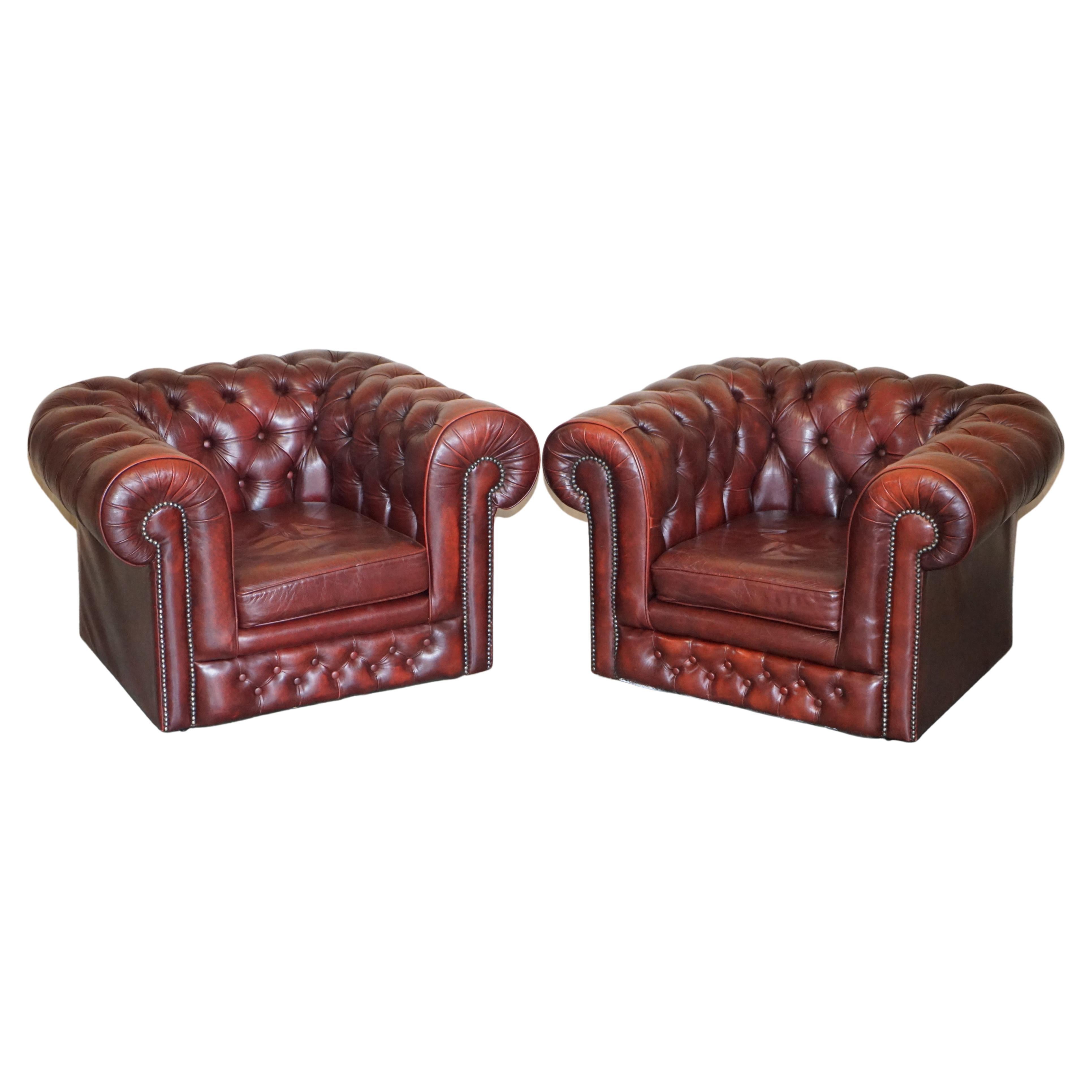 Jolie paire de fauteuils club de gentleman Chesterfield vintage en cuir sang de bœuf en vente