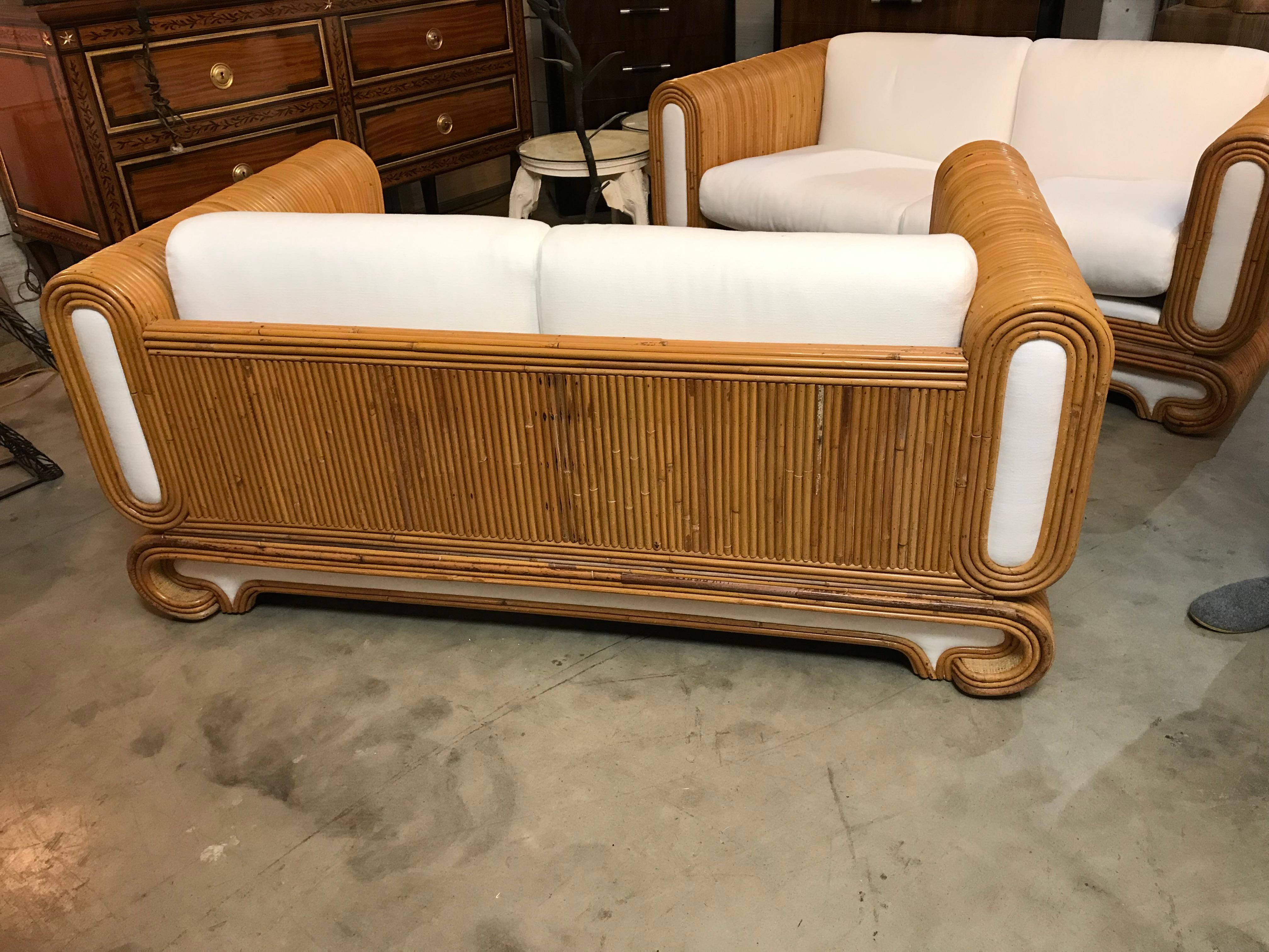 Ces étonnantes causeuses, achetées dans les années 1970 au célèbre magasin Casabella, dans le quartier du design de Miami, incarnent l'élégance et la sophistication de leur époque. Avec un design épuré et minimaliste, chaque causeuse présente des