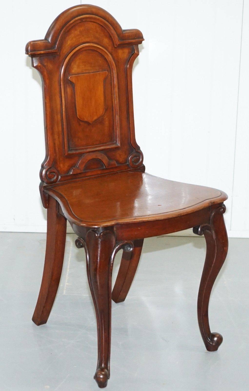 We are delighted to offer for sale this stunning pair of Regency mahogany shield back hall chairs, circa 1830

A very good looking and well made pair with a nice vintage patina, we have cleaned waxed and polished them from top to