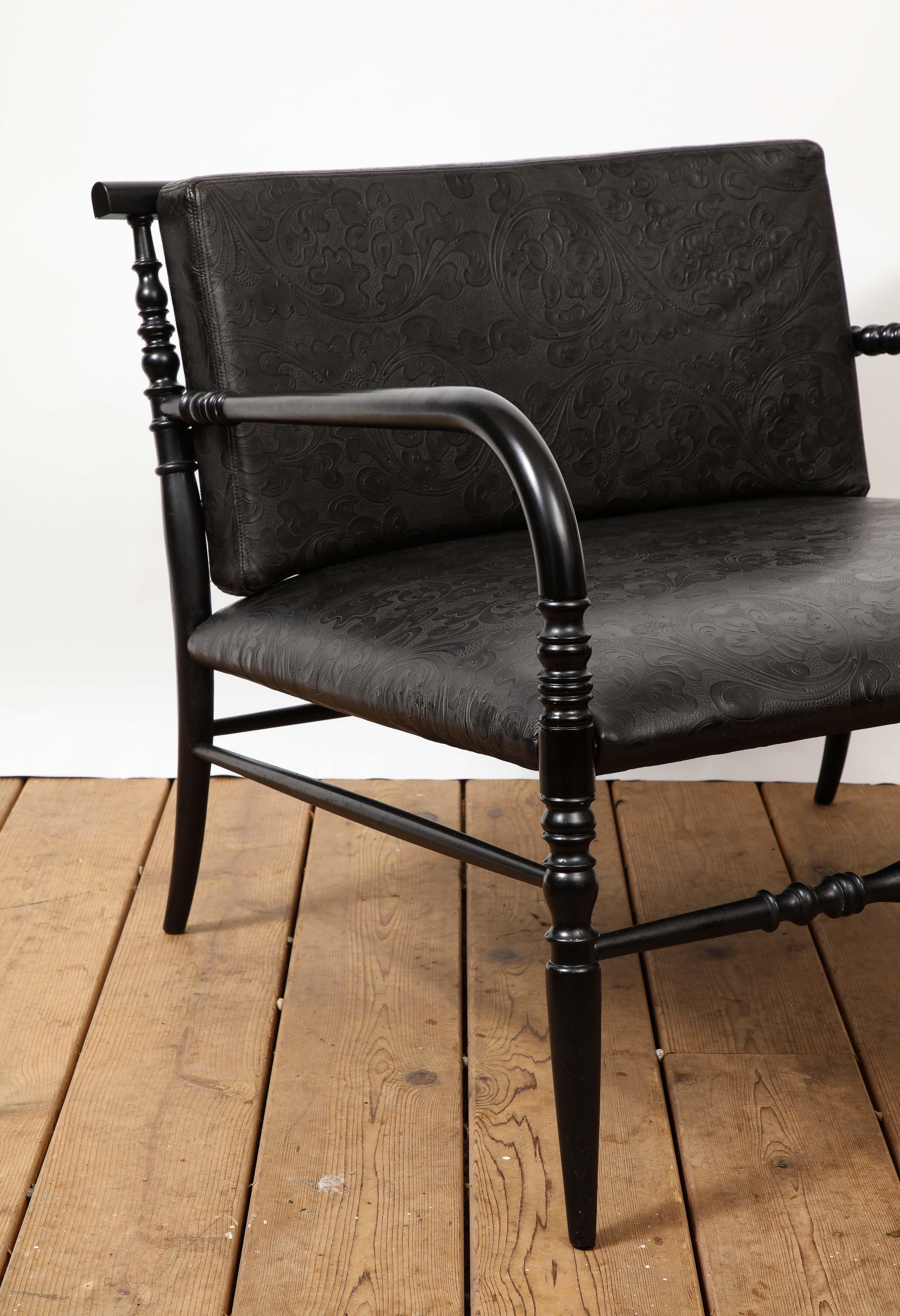 Paire de chaises longues basses américaines en cuir gaufré noir en vente 8