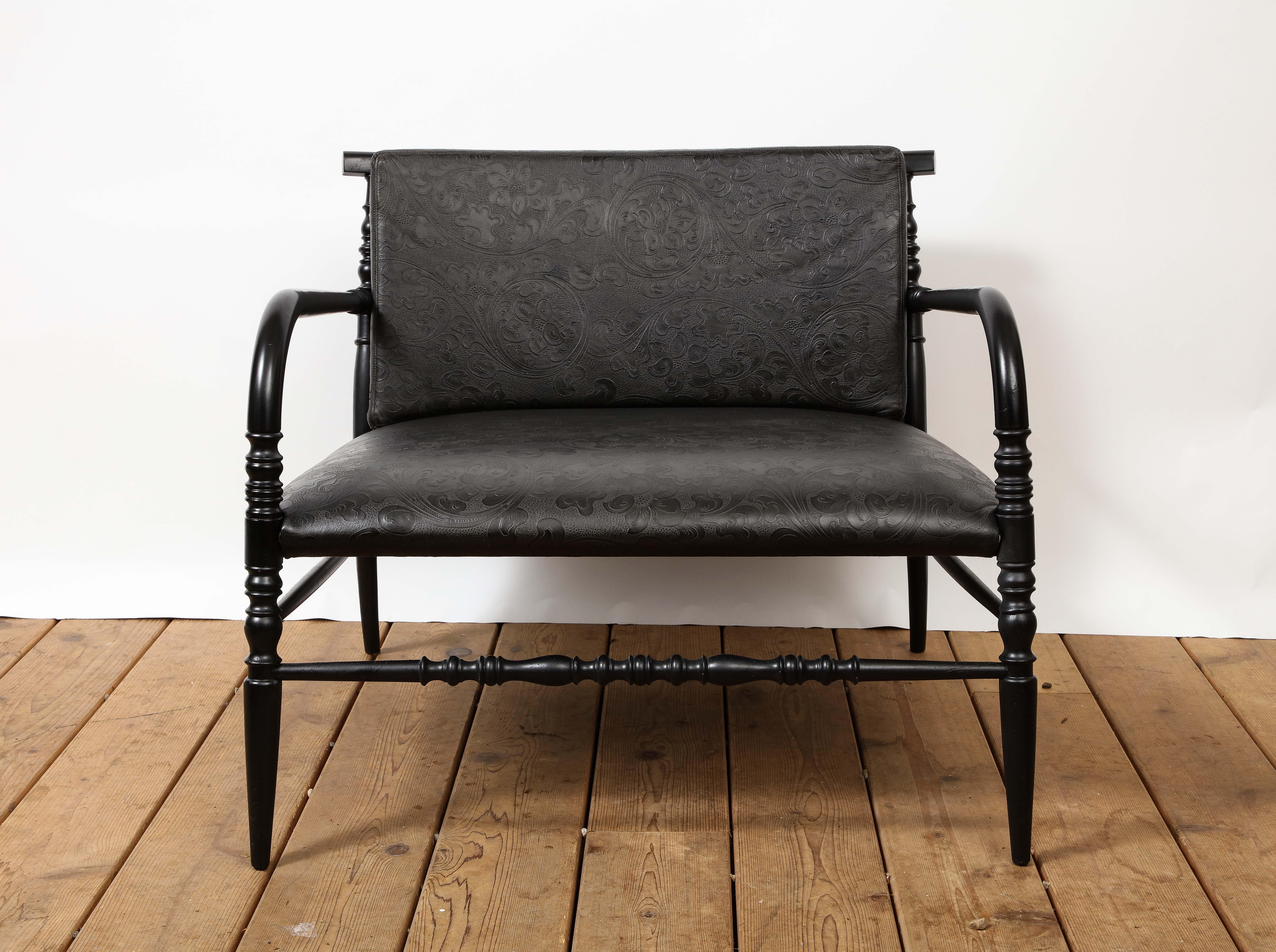 Tourné Paire de chaises longues basses américaines en cuir gaufré noir en vente
