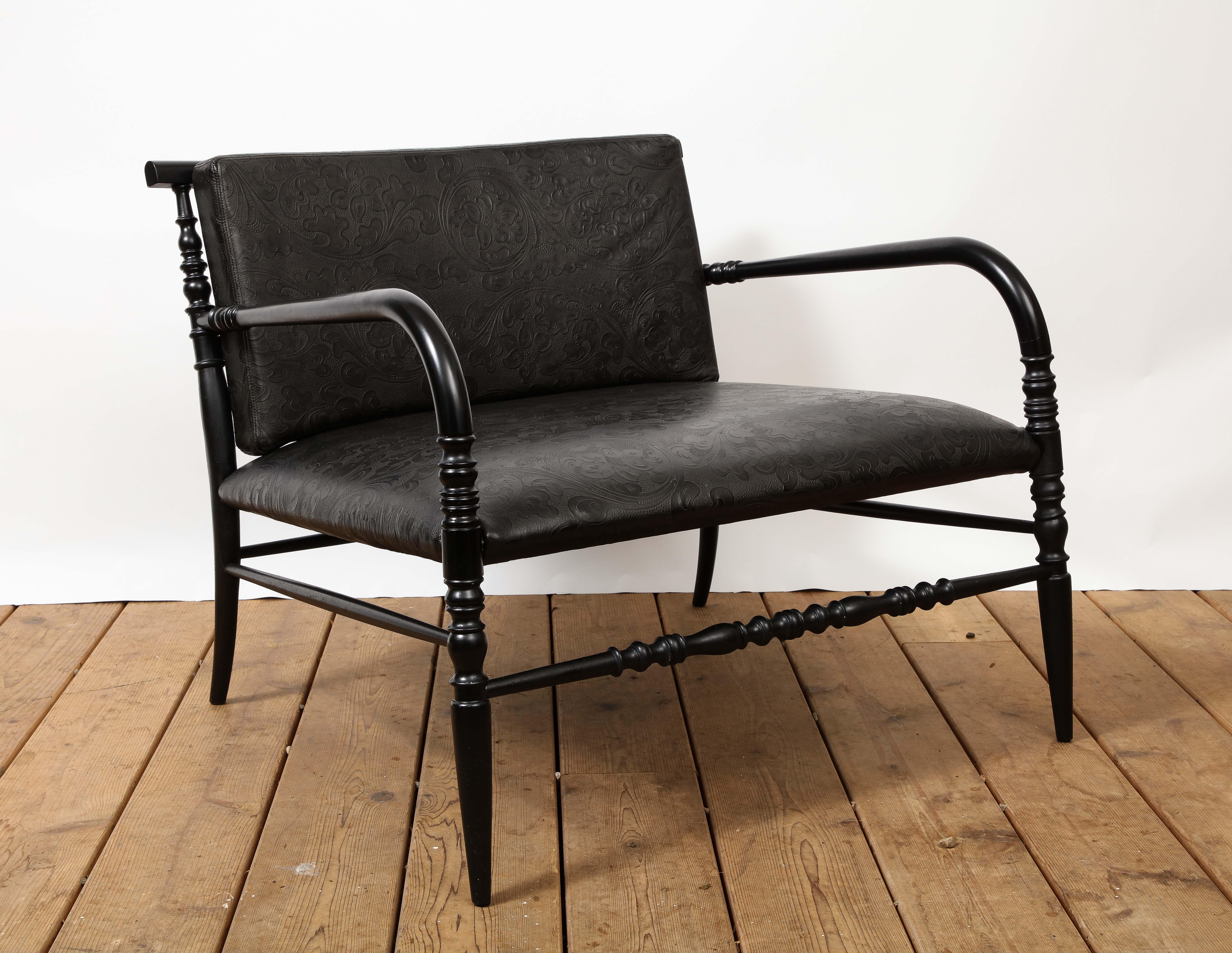 Paire de chaises longues basses américaines en cuir gaufré noir Bon état - En vente à Chicago, IL